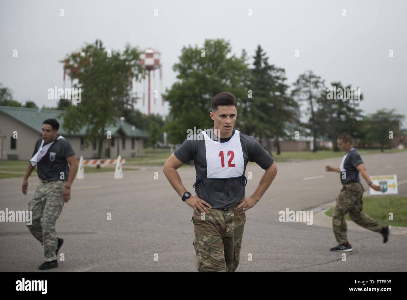 Cpl. Joseph Garback, einer Kanone crewmember mit B Co., 1st Bataillon, 114 Infanterie, 50th Infantry Brigade Combat Team, New Jersey der National Guard, der nach einer Armee körperliche Fitness Test erholt sich während der 2017 Army National Guard besten Krieger Wettbewerb am 18. Juli 2017, am Lager Ripley, Minn. Fünf Minuten, nachdem die Soldaten den APFT abgeschlossen, hatten sie eine unbekannte Strecke Ereignis, das von zwei - Meile laufen mit verschiedenen Aufgaben, einschließlich der Durchführung von Crawling unter Stacheldraht und drei bis fünf zweite hetzt, Bestand und Beendigung durch Ziehen eines 100-Pfund, zum automatischen Scharfschalten nur 100 Meter. (Minnesota Nationa Stockfoto