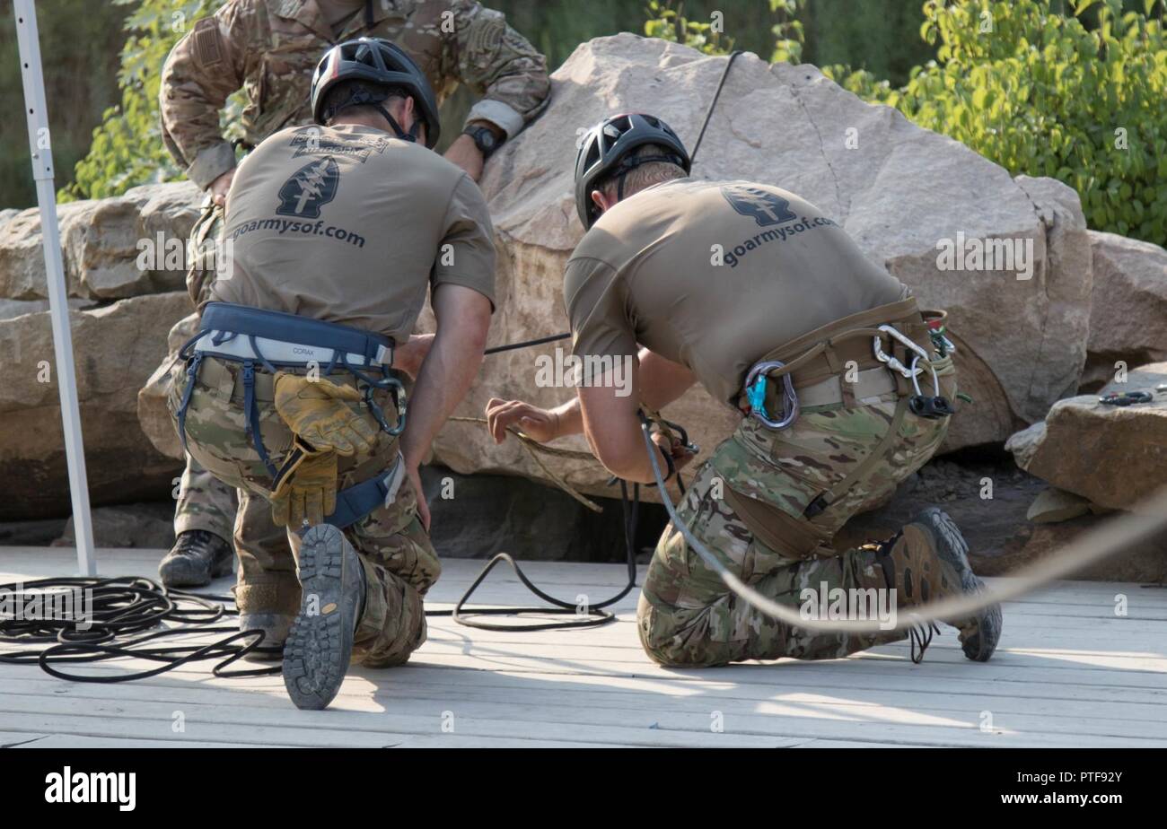 Soldaten mit 5Th Special Forces Group (Airborne), Fort Campbell, Ky.,  sichere Seile für einen abseilen Demonstration während der Nationalen  Jamboree 2017 am Gipfel Bechtel finden in der Nähe von Glen Jean, W.