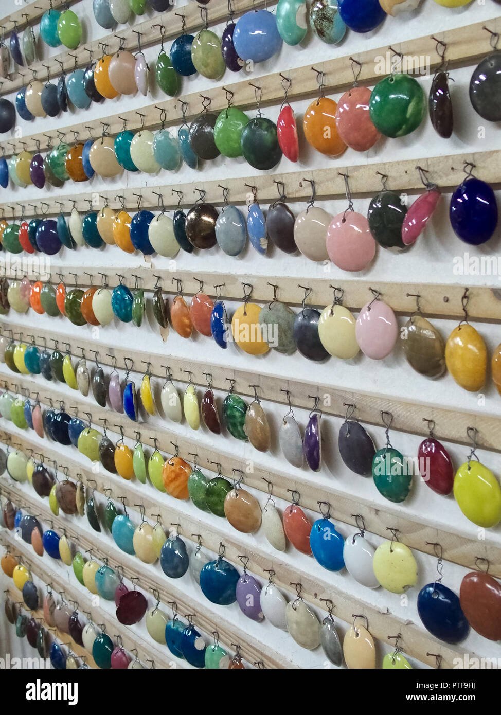 Keramische Farben Expo und Demo. Arten von Farben zu Keramik machen Stockfoto