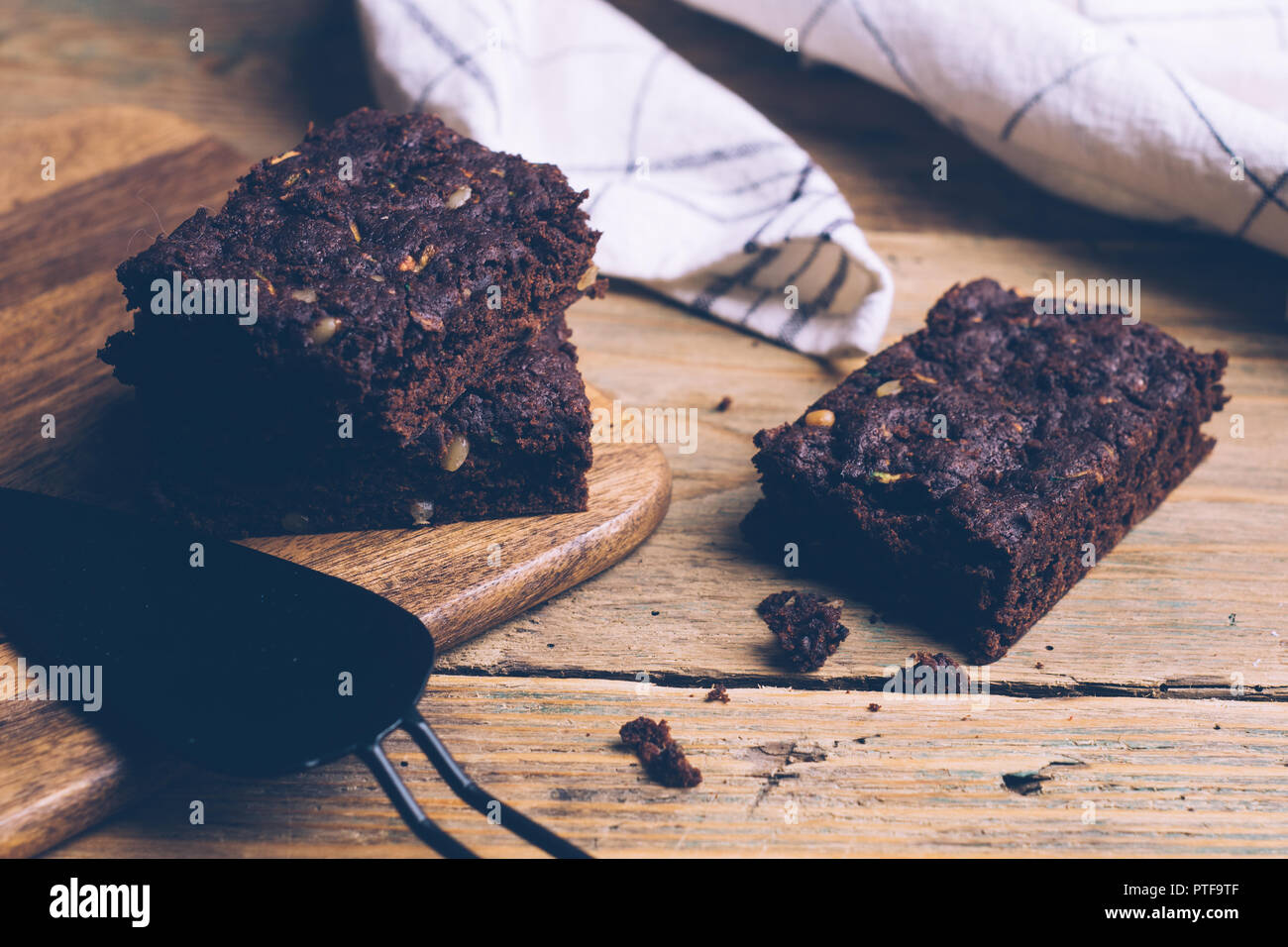 Vegan Zucchini und Kürbis flourless Paleo brownies brownies (Keto, low Carb und Glutenfreie) auf einem hölzernen Hintergrund. Nahaufnahme Stockfoto