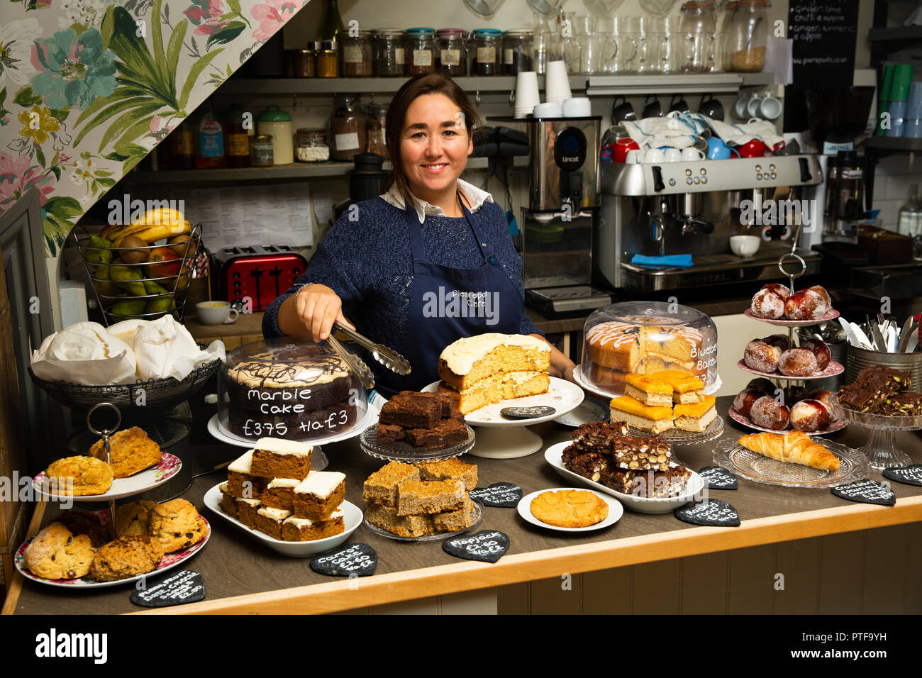 England, Berkshire, Goring an der Themse, High Street, pierrepont's Cafe, Arbeiter Kuchen serviert Stockfoto