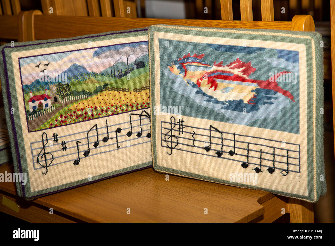England, Berkshire, Goring an der Themse, Kirche, Musik themed Wandteppich Hocker im Chor Kirchenbänke Stockfoto