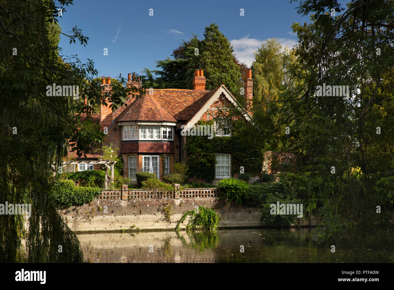 England, Berkshire, Goring an der Themse, Rückseite des Mill Cottage, wo George Michael lebte und starb Stockfoto