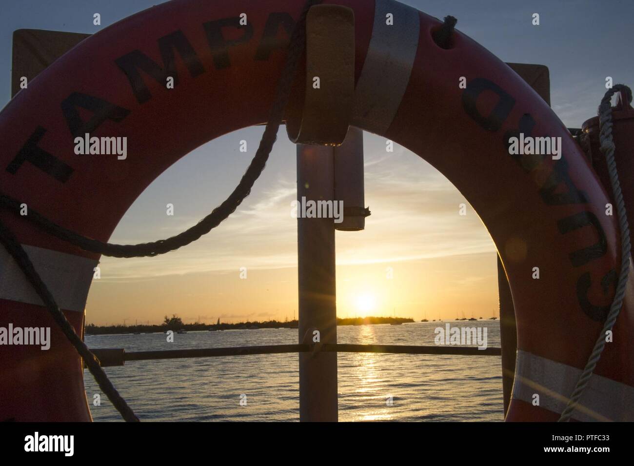 Der Sonnenuntergang ist von der fantail der Coast Guard Cutter Tampa, Key West, Florida, 21. Juli 2017 gesehen. Die USCGC Tampa, ein Medium endurance Cutter, befindet sich in Portsmouth, Virginia Küstenwache homeported Stockfoto