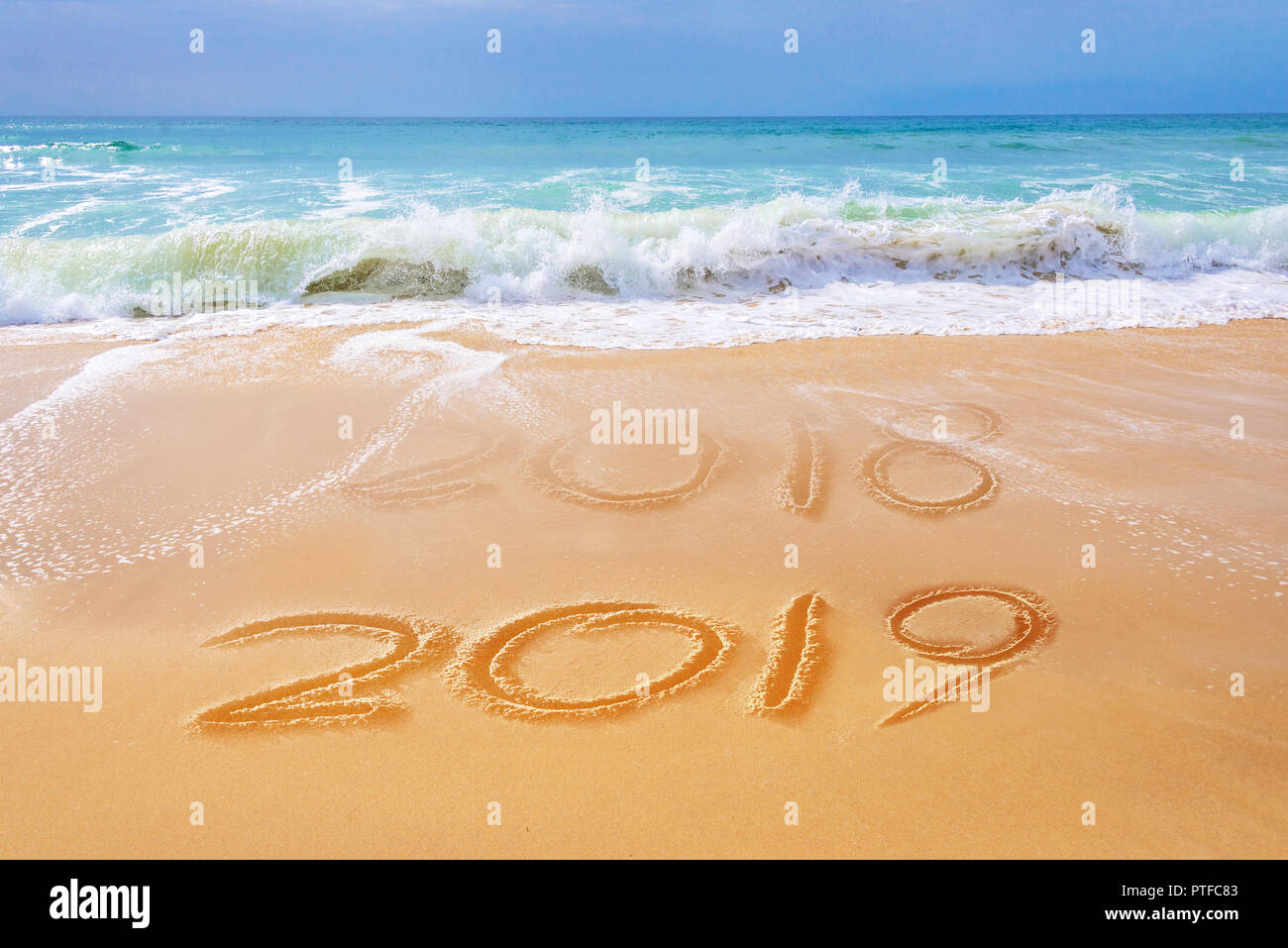 2019 auf dem Sand des Strandes geschrieben, Reisen 2019 neues Jahr Konzept Stockfoto