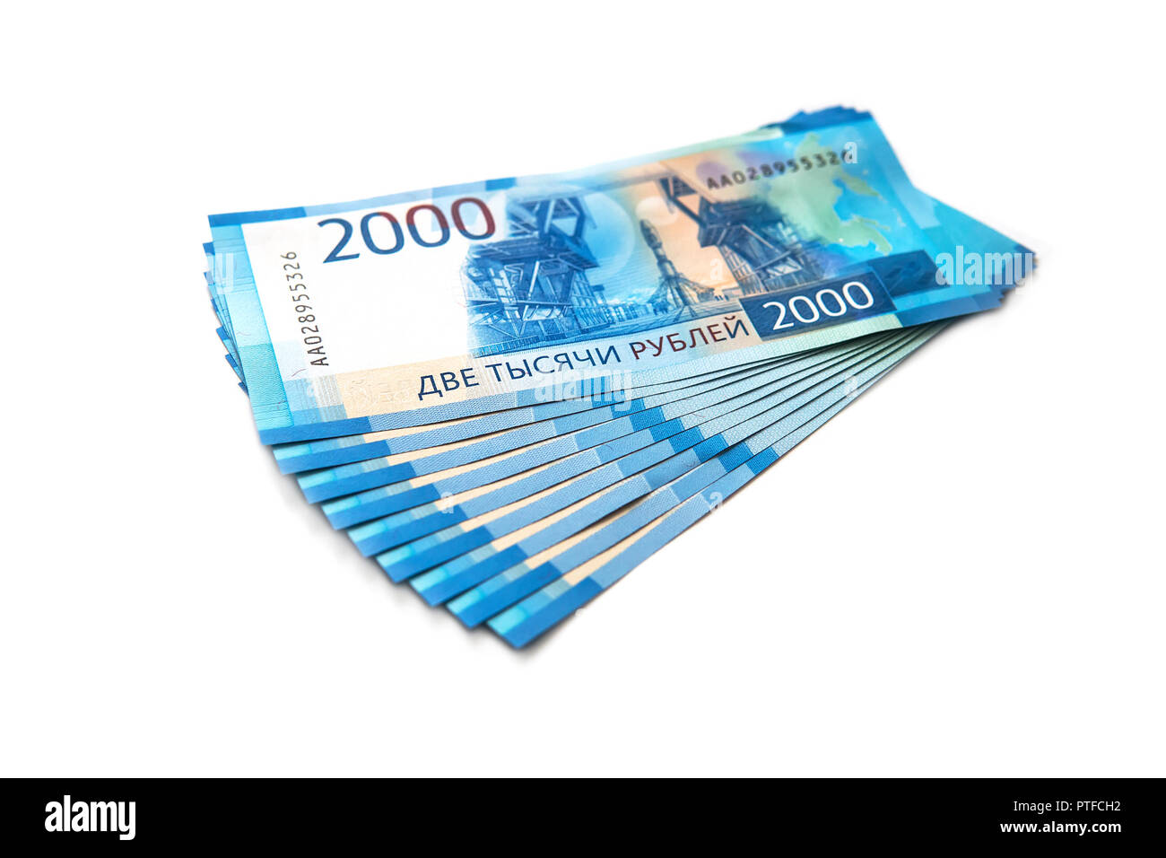Neue Banknoten im Wert von 2000 Rubel auf weißem Hintergrund. Eine Packung russische Banknoten im Wert von 2000 Rubel Stockfoto