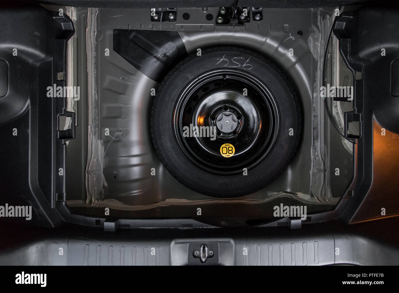 DNIPRO, UKRAINE - 12. APRIL 2016: Rad in den Kofferraum Ersatzteil, Nahaufnahme Stockfoto