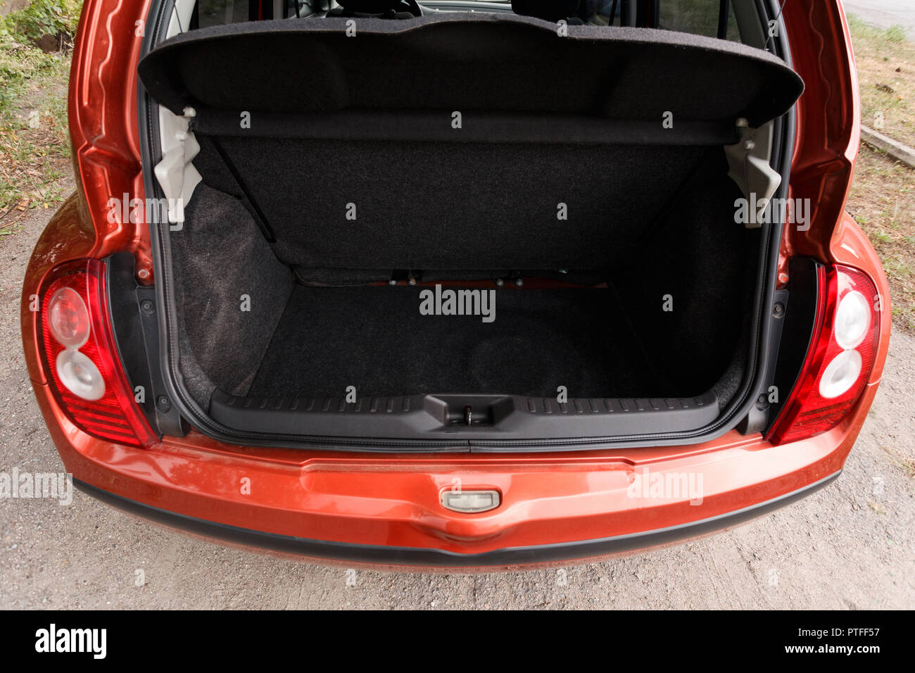 Auto offener kofferraum -Fotos und -Bildmaterial in hoher Auflösung – Alamy
