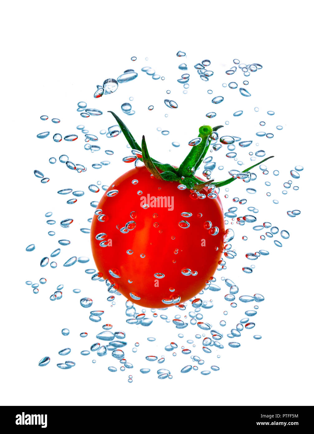 Kleine Kirschtomate Spritzer ins Wasser mit Luftblasen Stockfoto