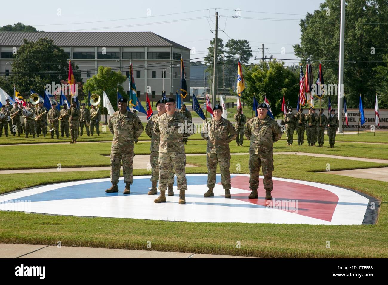 Us-Soldaten aus der Armee Materiel Kommando stand, die sich in der Ausbildung bei Generalleutnant Larry Wyche retirement Zeremonie Juli 21, 2017 Auf dem AMC Hauptquartier parade Feld an der Redstone Arsenal, Alabama. Wyche diente als AMC stellvertretenden kommandierenden General und im Ruhestand nach 42 Jahren Service. Stockfoto