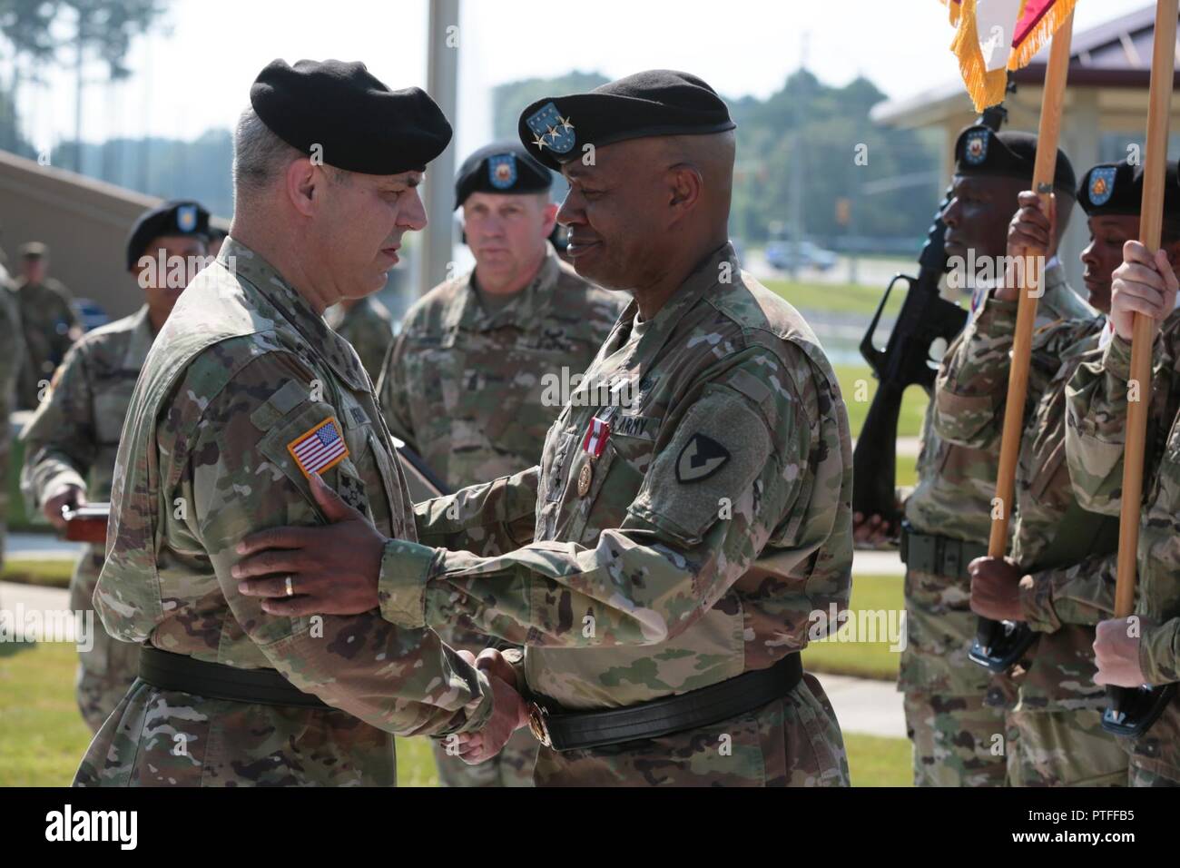 Us-Armee Gen. Gus Perna, Armee Materiel Kommando Kommandant, der als Host für den Ruhestand Zeremonie für Generalleutnant Larry Wyche, AMC stellvertretenden kommandierenden General, 21. Juli 2017, in der AMC Hauptquartier parade Feld an der Redstone Arsenal, Alabama. Wyche zieht sich nach 42 Jahren im Dienst. Stockfoto