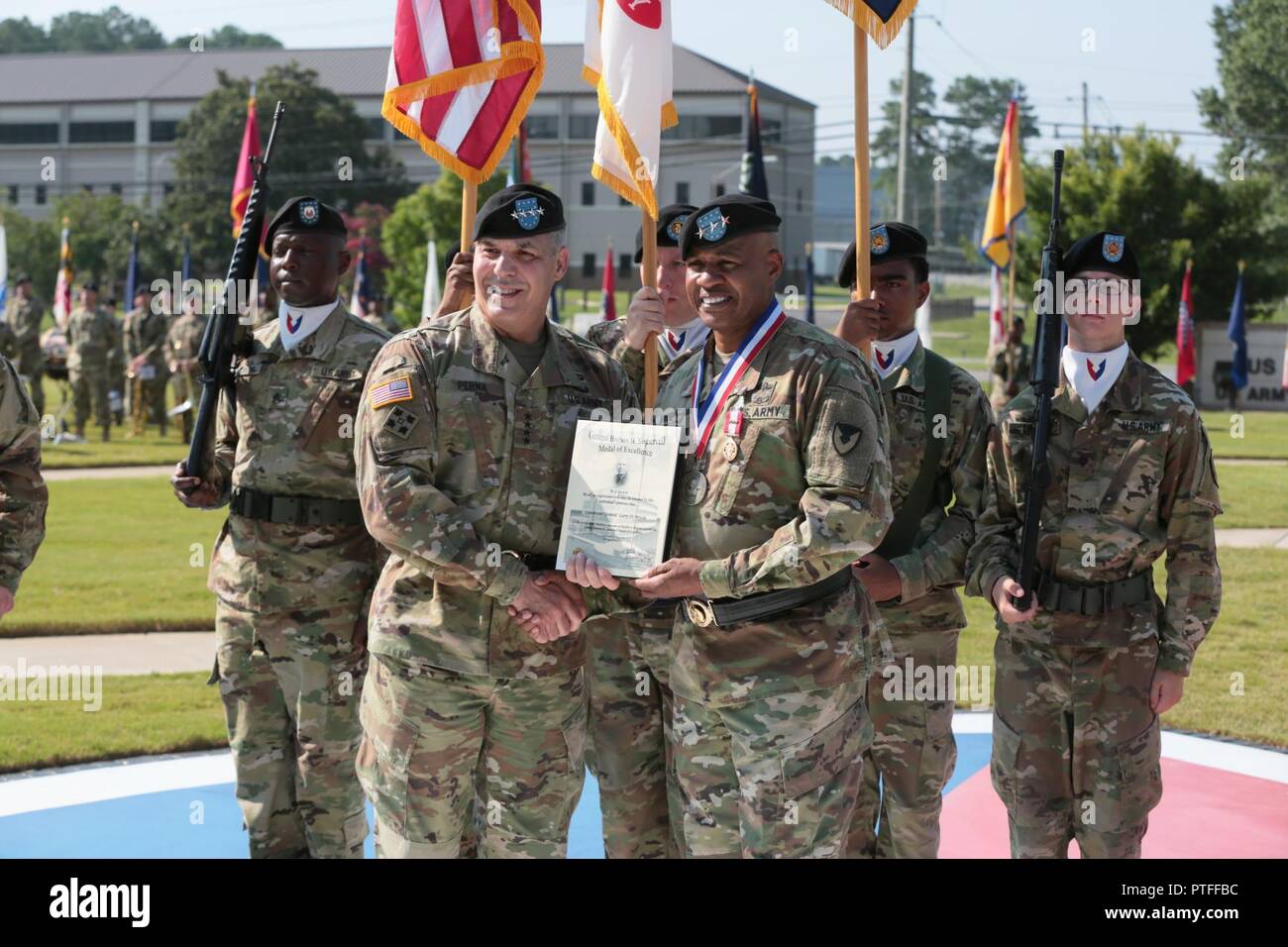 Us-Armee Gen. Gus Perna, Army Material Command Commander, präsentiert Generalleutnant Larry Wyche, AMC stellvertretenden kommandierenden General, der Allgemeinen Brehon B. Somervell Medal of Excellence während Wyche retirement Zeremonie, Juli 21 Auf der AMC Hauptquartier parade Feld. Wyche im Ruhestand nach 42 Jahren Service. Stockfoto