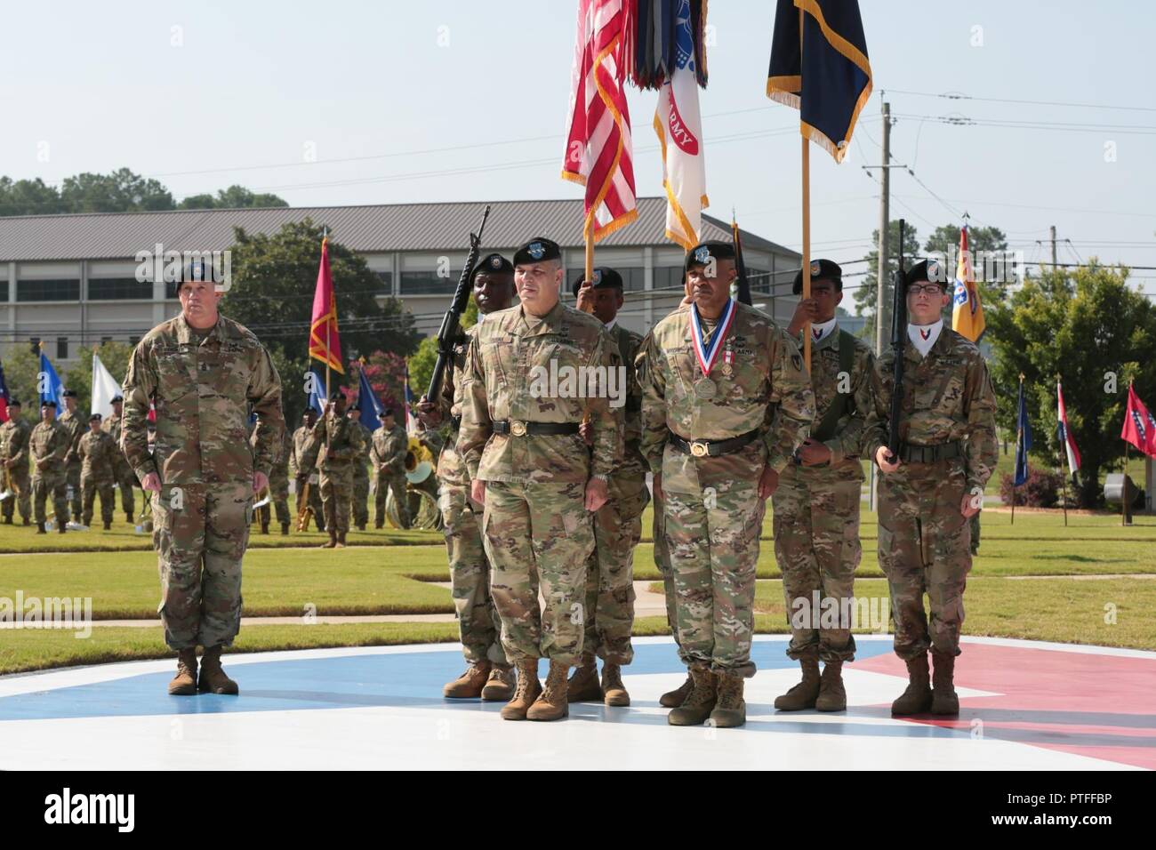 Us-Armee Gen. Gus Perna, Armee Materiel Kommando Kommandant, der als Host für den Ruhestand Zeremonie für Generalleutnant Larry Wyche, AMC stellvertretenden kommandierenden General, Juli 21 Auf der AMC Hauptquartier parade Feld. Wyche im Ruhestand nach 42 Jahren Service. Stockfoto