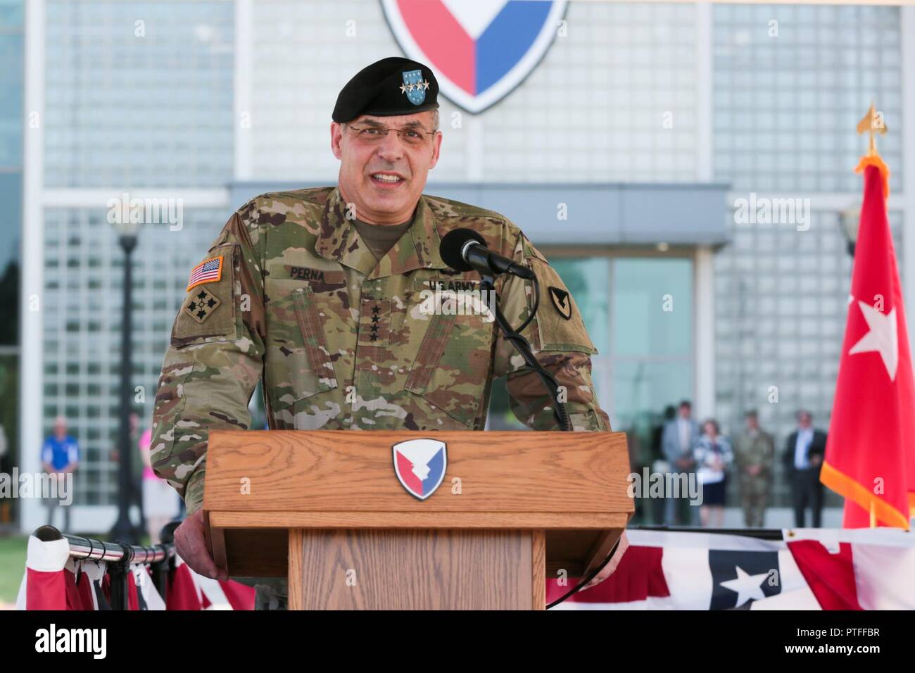Us-Armee Gen. Gus Perna, Army Material Command Commander, gibt seine Bemerkungen in den Ruhestand Festakt zum Generalleutnant Larry Wyche, AMC stellvertretenden kommandierenden General, 21. Juli 2017, in der AMC Hauptquartier parade Feld an der Redstone Arsenal, Alabama. Wyche zieht sich nach 42 Jahren im Dienst. Stockfoto