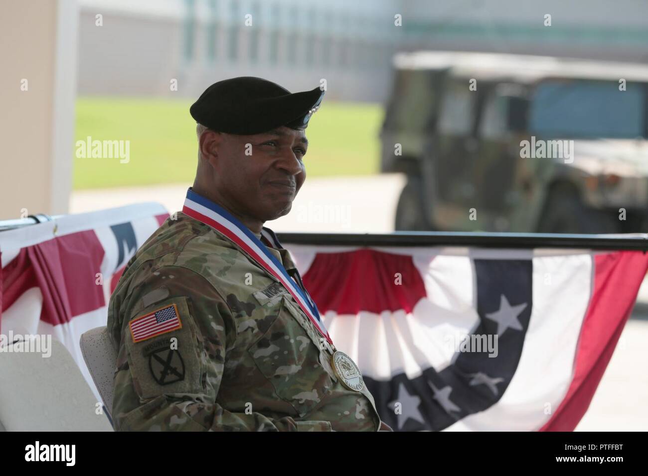Us-Armee Generalleutnant Larry Wyche, Army Material Command stellvertretenden kommandierenden General, lächelt, während der Rede von Gen. Gus Perna, AMC-Commander, Wyche retirement Zeremonie, Juli 21 Auf der AMC Hauptquartier parade Feld. Wyche im Ruhestand nach 42 Jahren Service. Stockfoto