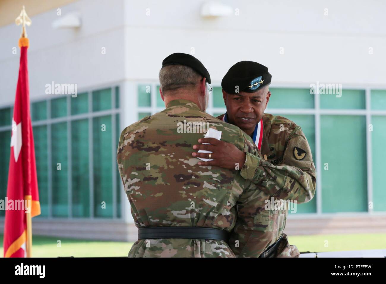 Us-Armee Gen. Gus Perna, Army Material Command Commander, Umarmungen Generalleutnant Larry Wyche, AMC stellvertretenden kommandierenden General, während Wyche retirement Zeremonie, Juli 21 Auf der AMC Hauptquartier parade Feld. Wyche im Ruhestand nach 42 Jahren Service. Stockfoto