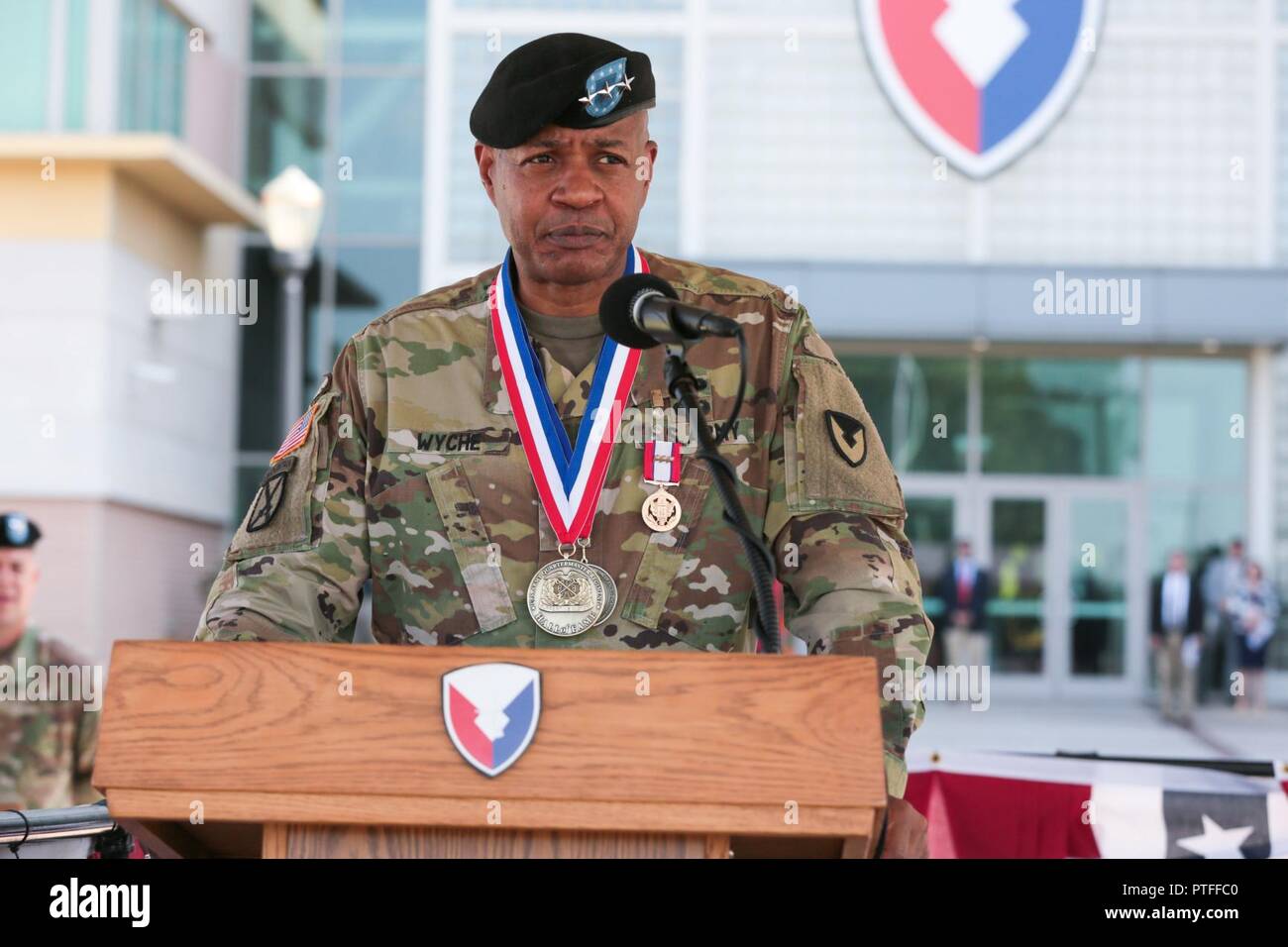 Us-Armee Generalleutnant Larry Wyche, Army Material Command stellvertretenden kommandierenden General, gibt Erläuterungen während seiner Pensionierung Zeremonie, 21. Juli 2017 Auf der AMC Hauptquartier parade Feld an der Redstone Arsenal, Alabama. Wyche diente als AMC stellvertretenden kommandierenden General und im Ruhestand nach 42 Jahren Service. Stockfoto