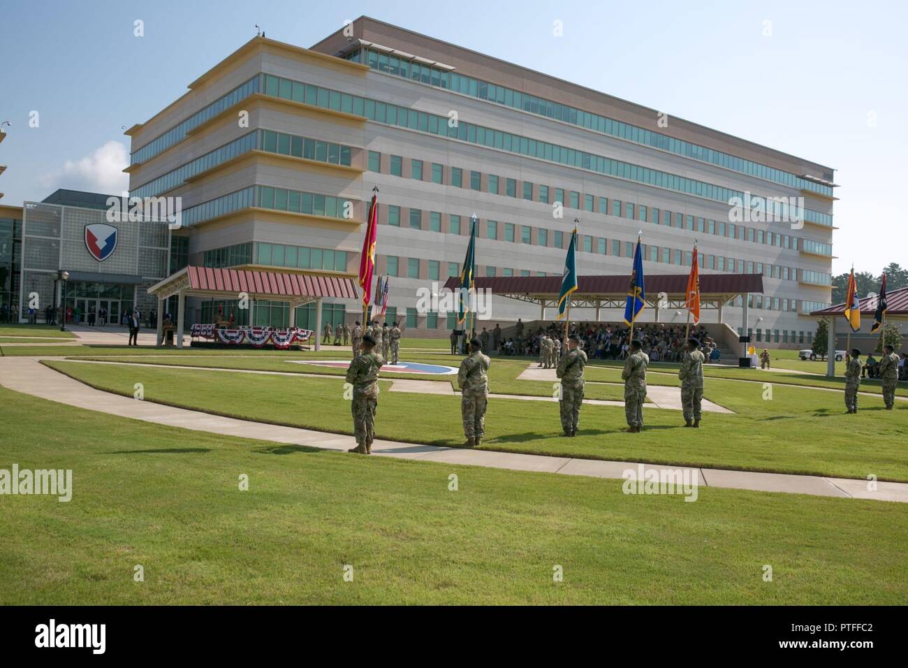 Us-Armee Gen. Gus Perna, Armee Materiel Kommando Kommandant, der als Host für den Ruhestand Zeremonie für Generalleutnant Larry Wyche, AMC stellvertretenden kommandierenden General, 21. Juli 2017, in der AMC Hauptquartier parade Feld an der Redstone Arsenal, Alabama. Wyche zieht sich nach 42 Jahren im Dienst. Stockfoto