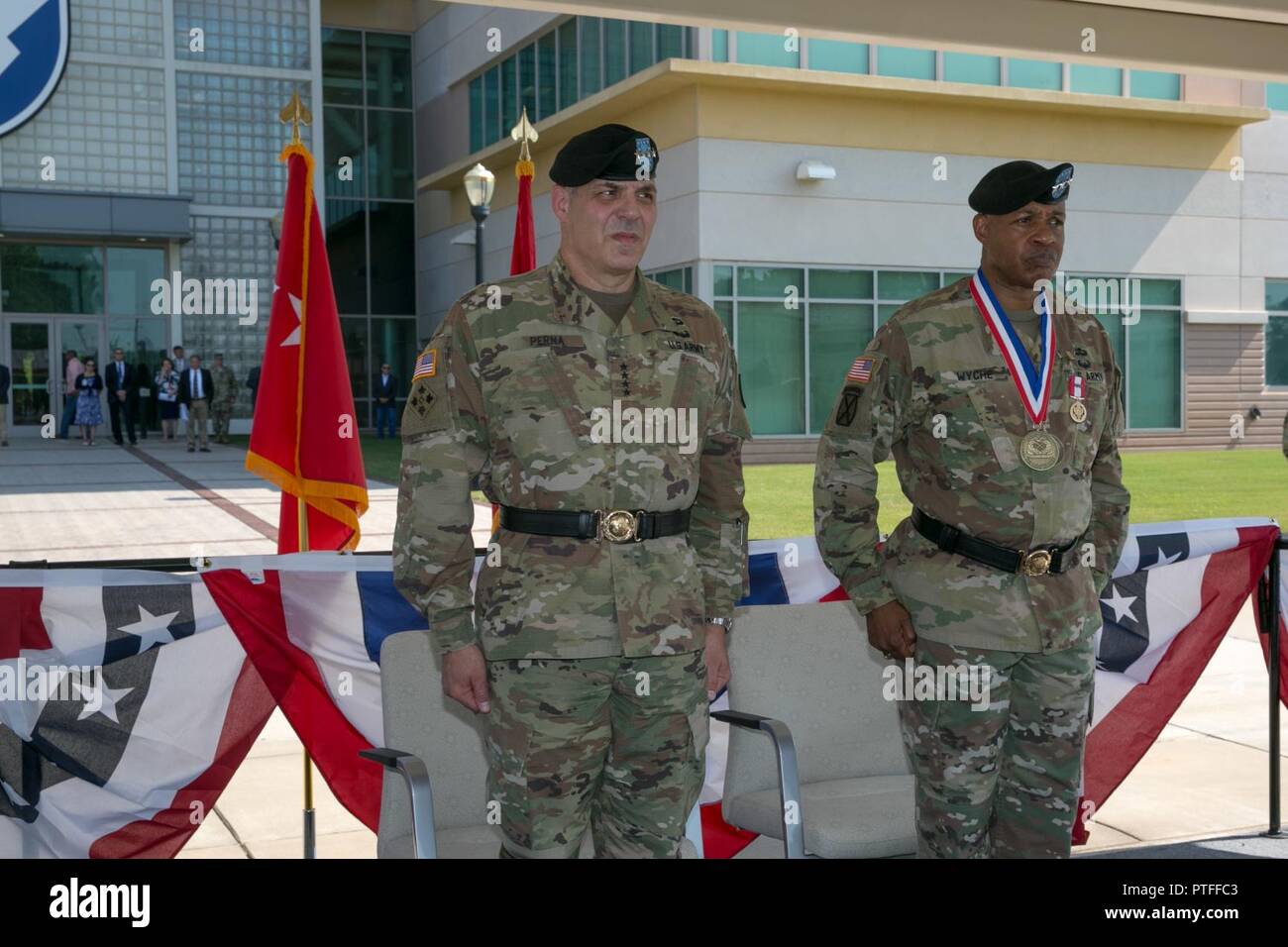 Us-Armee Gen. Gus Perna, Armee Materiel Kommando Kommandant, der als Host für den Ruhestand Zeremonie für Generalleutnant Larry Wyche, AMC stellvertretenden kommandierenden General, Juli 21 Auf der AMC Hauptquartier parade Feld. Wyche im Ruhestand nach 42 Jahren Service. (Armee Stockfoto