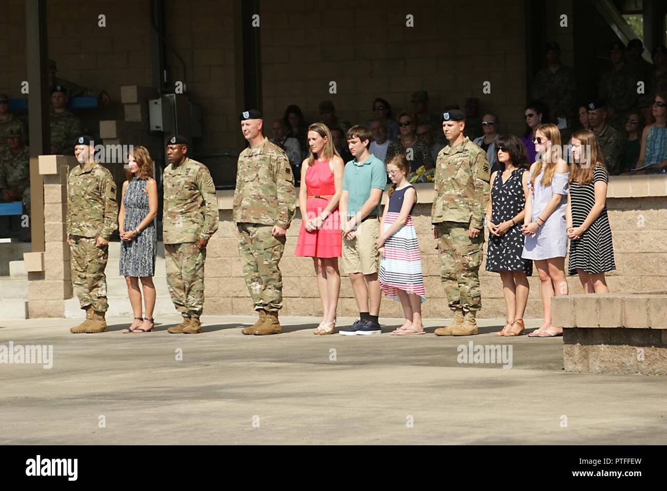 Kommandeure und Führer der Marne Abteilung stehen mit ihren Familien in ein Gehäuse der Farben und der Eröffnungsfeier der 21. Juli 2017, bei der Marne Gärten auf Fort Stewart, Georgia. Die 3 Infanterie Division Headquarters bereitet als die US-Streitkräfte -- Afghanistan National Support Element im August 2017 zur Unterstützung der Operationen entschlossen und der Freiheit des Sentinel bereitzustellen. Stockfoto