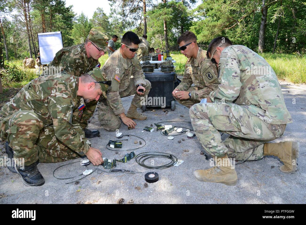 Us-Armee Fallschirmjäger Brigade zu 54th Engineer Battalion zugeordnet, 173Rd Airborne Brigade, und der slowenischen Streitkräfte vorbereiten, C4-Sprengstoff für den Aufbau des Vertrauens während live - brand abriss als Teil der Übung Rock Ritter an Pocek in Postonja, Slowenien, 20. Juli 2017. Übung Rock Ritter ist ein bilaterales Training übung zwischen der US-Armee 173rd Airborne Brigade und der slowenischen Streitkräfte, die auf kleinen-unit Taktik und aufbauend auf frühere Erfahrungen, schmieden die Bindungen und die Verbesserung der Bereitschaft zwischen alliierten Kräfte konzentriert. Die 173Rd Airborne Brigade ist in den USA ein Stockfoto