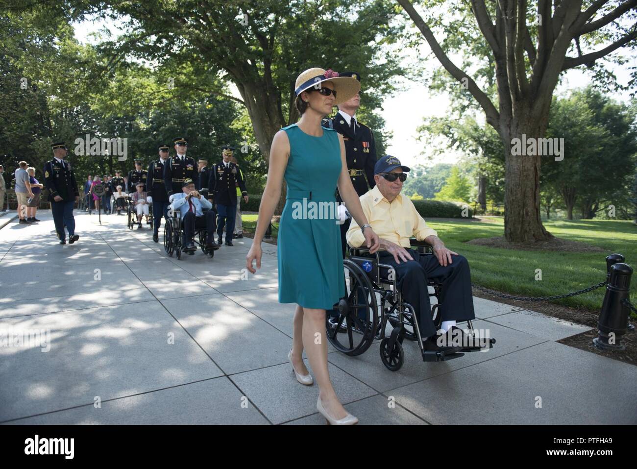 Frau Katharine Kelley, Betriebsleiter, Arlington National Cemetery Wanderungen mit der USS Arizona Überlebenden auf dem Arlington National Cemetery, Arlington, Virginia, 21. Juli 2017. Die überlebenden teilgenommen haben früher in einem bewaffneten Kräfte Kranzniederlegung Zeremonie am Grab in der Anerkennung der Angriff auf die naval Schlachtschiff, USS Arizona und 1.777 Besatzungsmitglieder, die sich während des Angriffs auf Pearl Harbour am 7. Dezember 1941 getötet wurden. Stockfoto