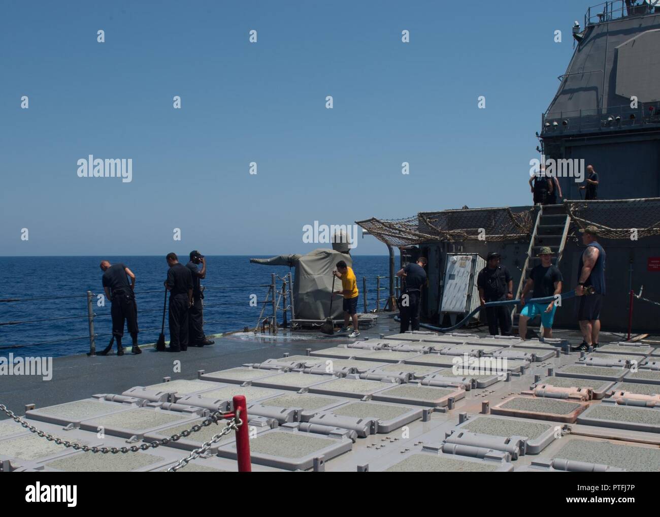 MEDITERRANEANSEA (Juli 18,2017) Sailorsparticipateinafreshwaterwashdownaboardtheguided - missilecruiserUSSPhilippineSea (CG58). PhilippineSea, partoftheGeorgeH. W. BushCarrierStrikeGroup (GHWBCSG), isconductingnavaloperationsintheU. S. 6 thFleetareaofoperationsinsupportofU. S. nationalsecurityinterestsinEuropeandAfrica. Stockfoto