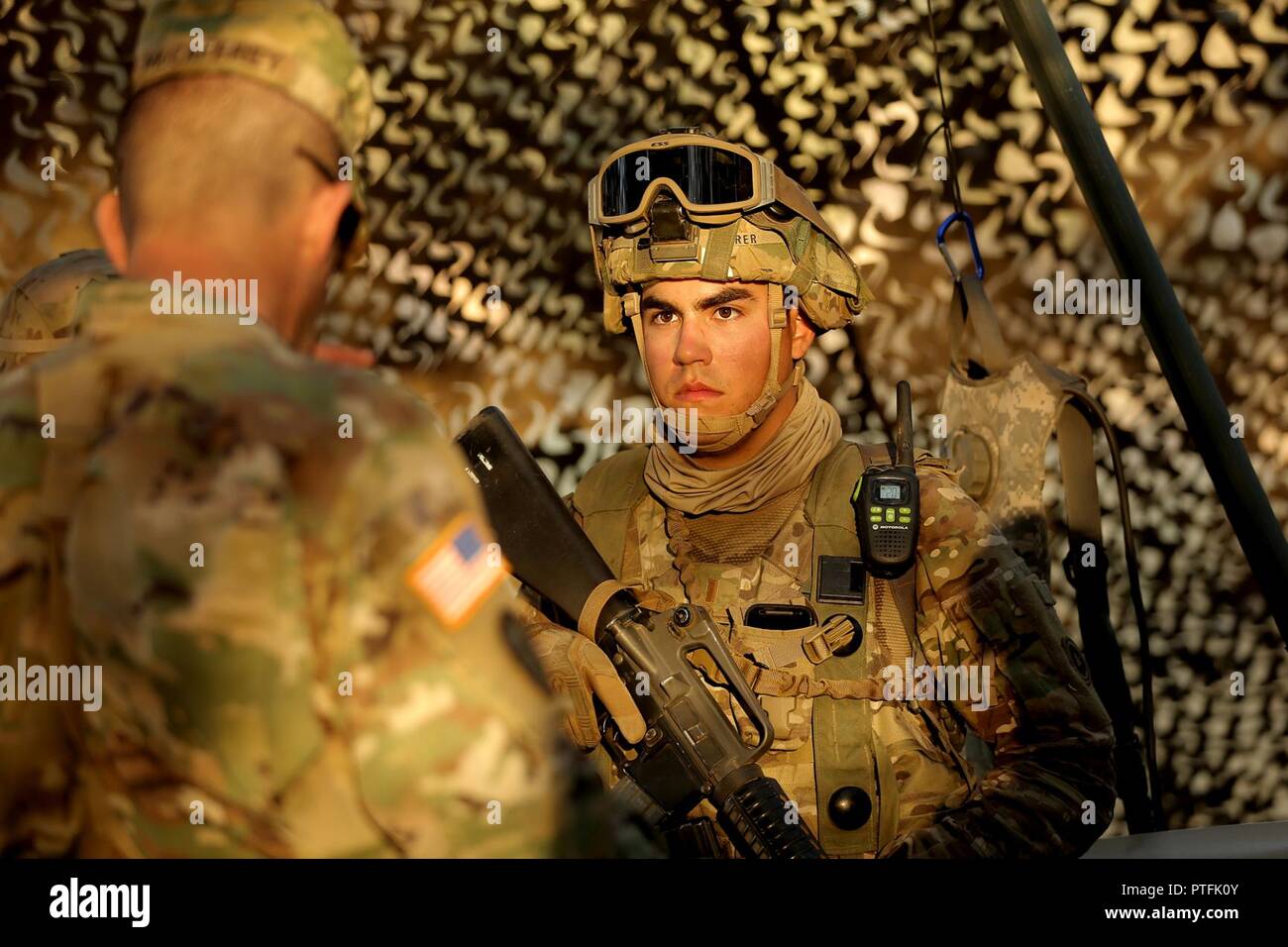 Us-Armee Finden 2. Lt. Donald Sotomayor-Seurer, Zweiten Platoon Leader und im Transport (Paletten Loading System) Unternehmen, in Marana, Arizona, Generalmajor Todd McCaffrey hört, Kommandierender General der ersten Armee Division Ost, während des Kampfes Support Training Übung 91-17-03, 18. Juli 2017, am Fort Hunter Liggett, Calif. Die im Transport Unternehmen ist eine Armee Anfang Response Force Einheit, müssen bereit sein, mit sehr kurzfristig zu implementieren. Rund 5.000 Armee Finden und National Guard Kräfte nahmen an der Übung teil. Erste Armee über 65 Beobachter coa Stockfoto