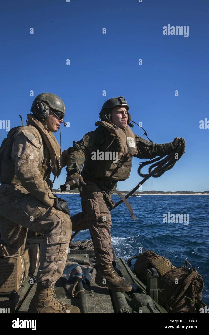 Lance Cpl. Mason J. Blankenship, ein Angriff Amphibienfahrzeug Treiber mit India Company, Bataillon Landung Team, 3rd Battalion, 5th Marines, wirft ein Seil an einem anderen AAV während der Wiederherstellung, die im Rahmen der Übung Talisman Sabre 17 vor der Küste von Süßwasser-Strand, Shoalwater Bay, Queensland, Australien, 22. Juli 2017. Blankenship ist ein Eingeborener von Cincinnati, Ohio. BLT 3/5, die Bodenkampf Element für die 31 Marine Expeditionary Unit, ist die Erkundung state-of-the-Art Konzepte und Technologien wie die engagierte Kraft für Sea Dragon2025, eine Marine Corps Initiative vorbereiten Stockfoto