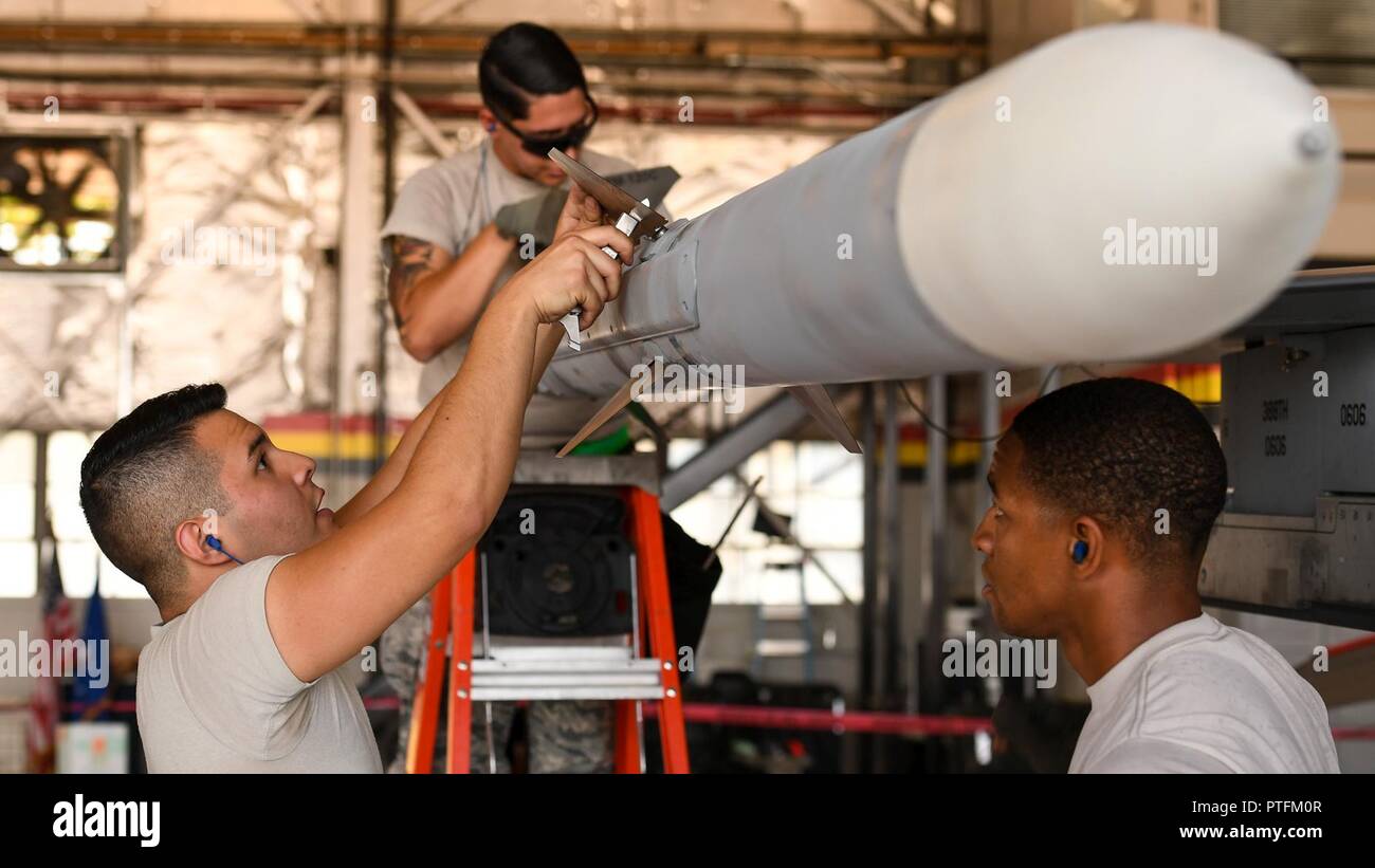 Last Crew Mitglieder auf die 421St Aircraft Maintenance Unit konkurrieren in einem vierteljährlichen Last Wettbewerb, Hill Air Force Base, Ohio, 21. Juli 2017. Stockfoto