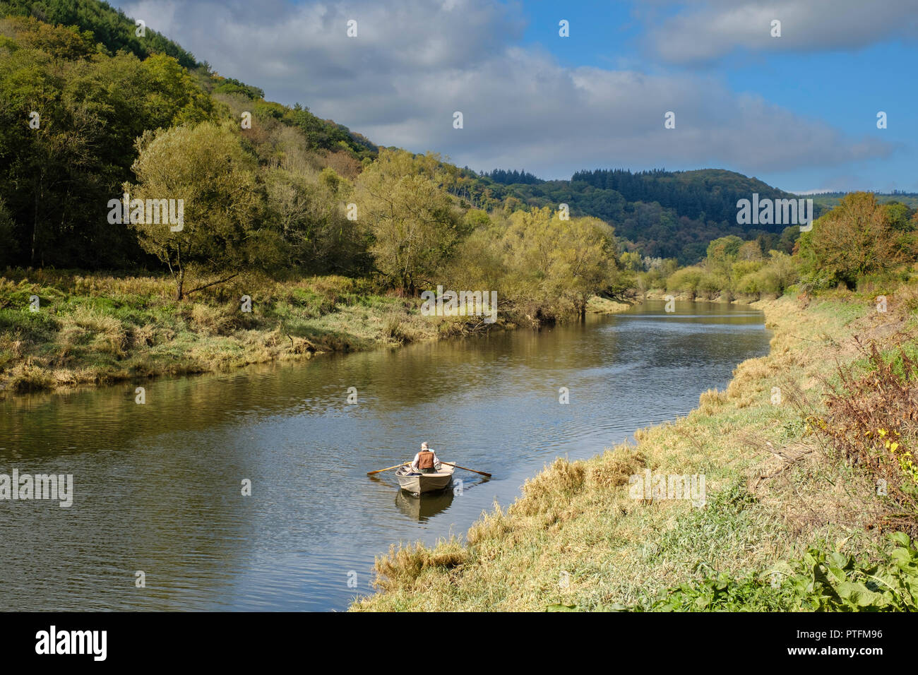 Boot auf dem Fluss Wye aus BROCKWEIR BRÜCKE. Stockfoto