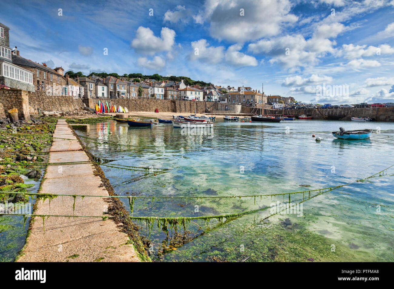 15. Juni 2018: Fowey, Cornwall, Großbritannien - den Hafen und das Dorf an einem hellen Sommertag. Stockfoto