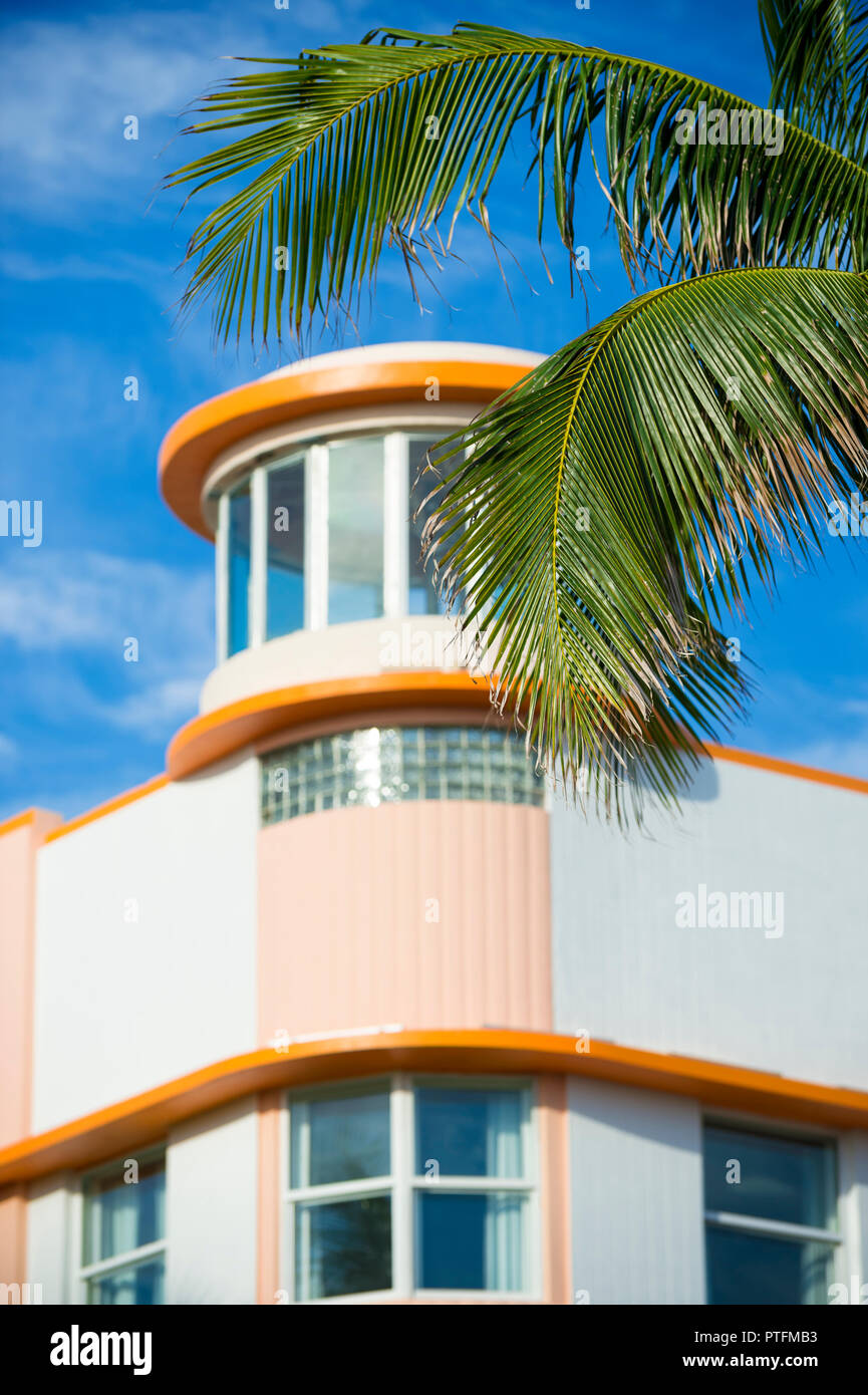 Detail der klassischen traditionellen Art déco-Architektur in tropischen Pastelltönen mit Palme in Miami Beach, Florida, USA Stockfoto