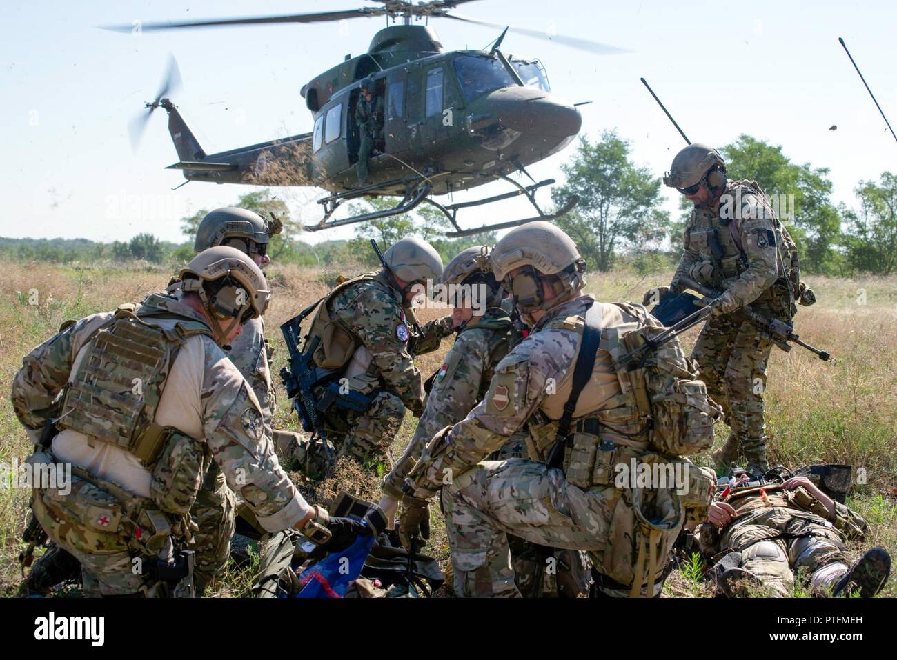 Ungarische Special Operations Forces bereiten einen simulierten Unfall in eine medizinische Evakuierung Hubschrauber 17. Juli während der Übung Black Swan in Ungarn laden. Black Swan war ein Ungarisch-led-Special Operations Forces Übung vom 26. Juni bis 22. Juli 2017 über Standorte in Bulgarien, Ungarn und Rumänien und enthalten Teilnehmer aus über acht Ländern. Fallschirmjäger von 173Rd Airborne Brigade der US-Armee und 10 Combat Aviation Brigade nahm auch an der Übung neben den 20 Special Forces Group (Airborne) Integration zwischen SOF und konventionelle Streitkräfte in die NATO zu verbessern. Stockfoto