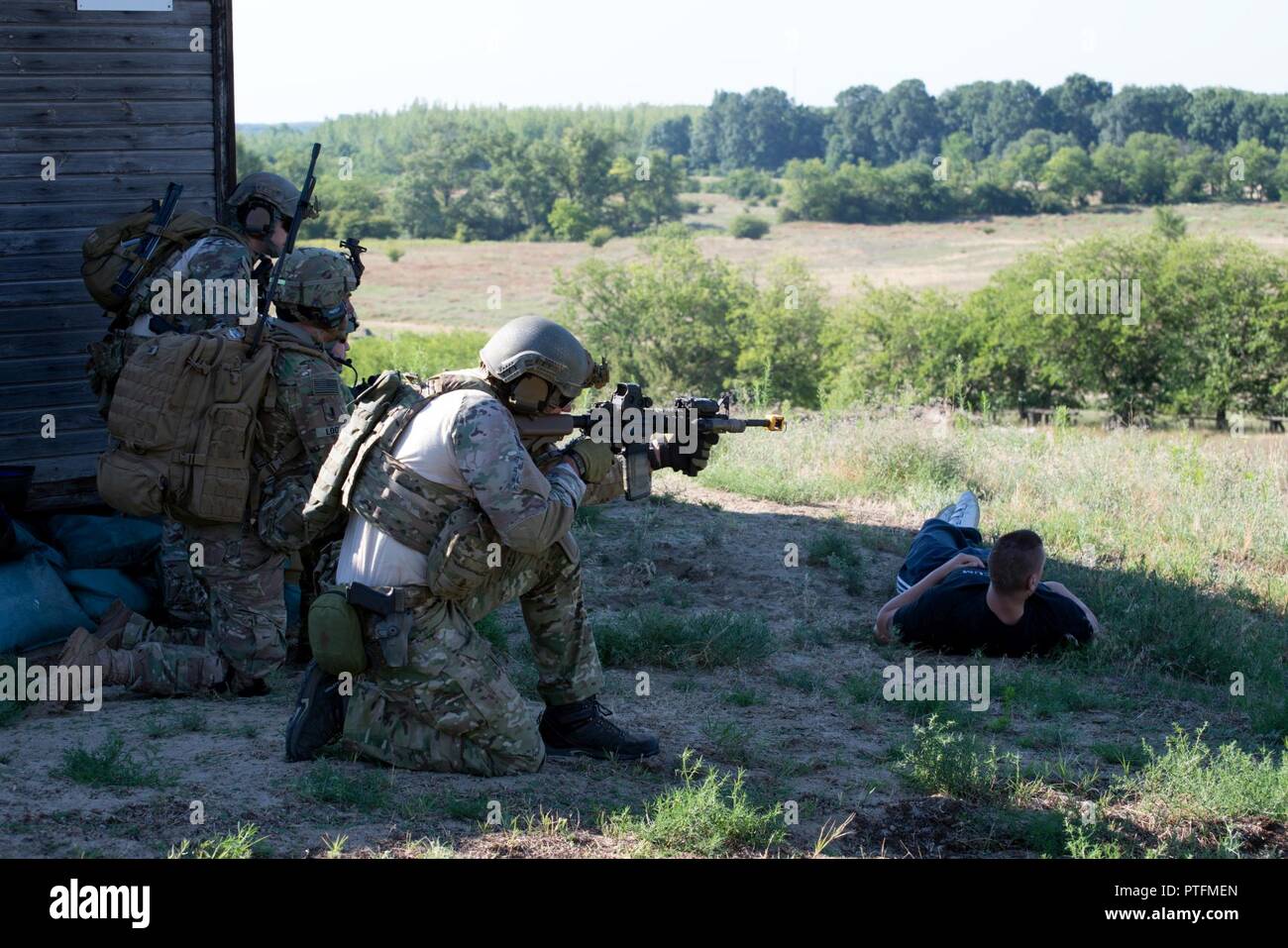 Ungarische Special Operations Forces und fallschirmjäger von 173Rd Airborne Brigade der US-Armee den Feind schnelle Eingreiftruppe 17. Juli während der Übung Black Swan in Ungarn. Black Swan war ein Ungarisch-led-Special Operations Forces Übung vom 26. Juni bis 22. Juli 2017 über Standorte in Bulgarien, Ungarn und Rumänien und enthalten Teilnehmer aus über acht Ländern. Fallschirmjäger von 173Rd Airborne Brigade der US-Armee und 10 Combat Aviation Brigade nahm auch an der Übung neben den 20 Special Forces Group (Airborne) Integration zwischen SOF und Kloster zu verbessern. Stockfoto