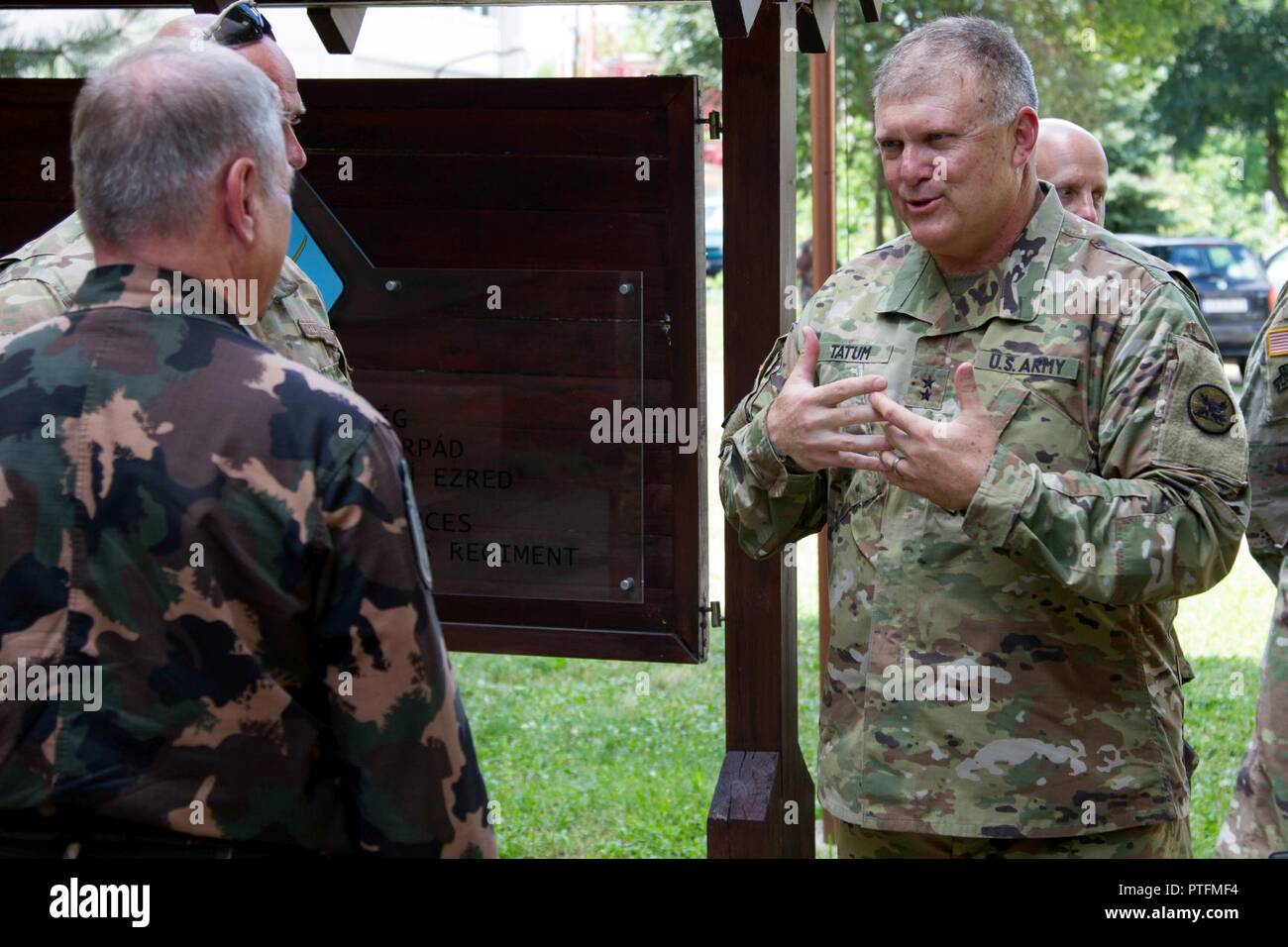 Us-Armee Generalmajor Donald B. Tatum (rechts), Alabama National Guard assistant Adjutant General, spricht mit Oberst Gen. Tibor Benko, der Leiter der ungarischen Verteidigung, 12. Juli während der berühmten Besucher Tag für schwarze Schwan in Szolnok, Ungarn. Black Swan war ein Ungarisch-led-Special Operations Forces Übung vom 26. Juni bis 22. Juli 2017 über Standorte in Bulgarien, Ungarn und Rumänien und enthalten Teilnehmer aus über acht Ländern. Fallschirmjäger von 173Rd Airborne Brigade der US-Armee und 10 Combat Aviation Brigade nahm auch an der Übung neben den 20 Special Forces Gr Stockfoto