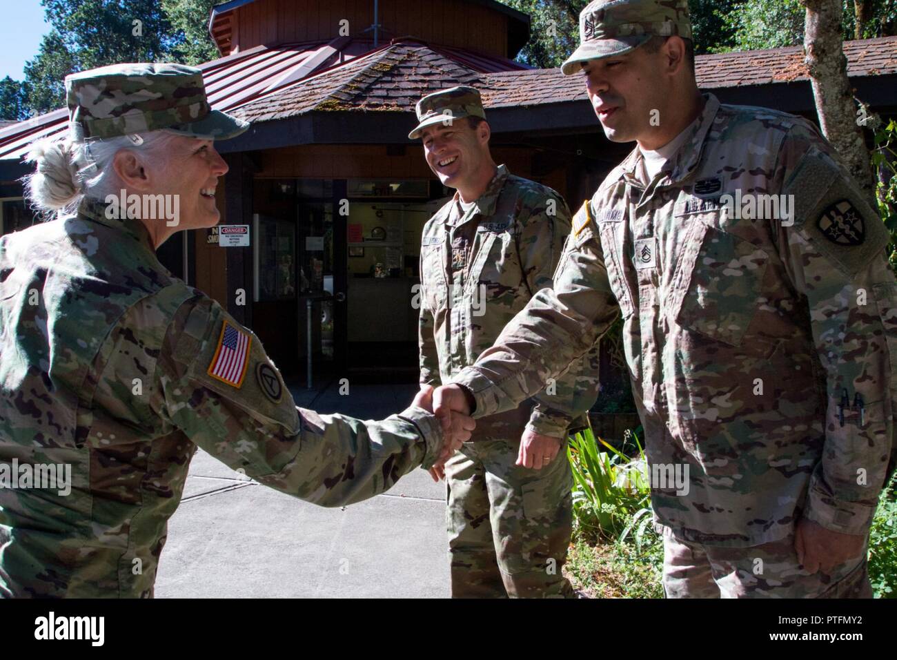 Generalmajor Maria Link, Kommandierender General der Armee finden Medizinische Befehl, grüßt Sgt. 1. Klasse Charles Williams, rechts, und Maj. John Longley, Links, Beide zur Armee finden Medizinische Befehl des 7221St Medical Support Unit, bei ihrem Besuch für Round Valley Indian Health Center innovative Bereitschaft Ausbildung bei Covelo, Calif., 20. Juli 2017 zugewiesen. Der 7221St MSU und Marine medizinisches Personal 4. Medizinische Bataillon zugeordnet, 4 Marine Logistics Group, US Marine Corps Forces finden in Partnerschaft mit Round Valley Indian Health Service, medizinische und zahnmedizinische Versorgung der lokalen Bewohner zur Verfügung zu stellen. Stockfoto