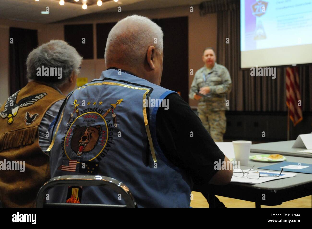 Willie Herrn und Victor Herr, Mitglieder des Nenana Native Rat hören, wie Oberstleutnant John Oberst, Kommandant 213 Speicherplatz Squadron, Clear Air Force Station, Alaska, begrüßt die Mitglieder des Rates ein Tribal Beziehungen treffen auf klare, 12. Juli 2017. Air National Guard und Luftwaffe Führer forderte die Mitglieder des Rates, die an die Basis, um die Beziehungen zwischen den Einheimischen und den Innenraum - Alaska Base, befindet sich 24 Meilen von Nenana wiederherzustellen. Stockfoto