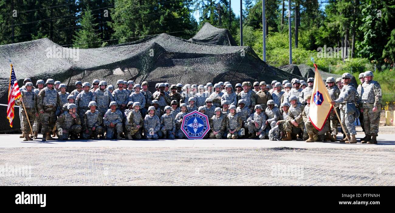 Die 364 Expeditionary Sustainment Command (ESC) unterstützt die 593Rd ESC während des gemeinsamen Betrieb Talisman Sabre 17, auf einer gemeinsamen Basis Lewis McChord als Teil ihrer jährlichen Übung. Stockfoto