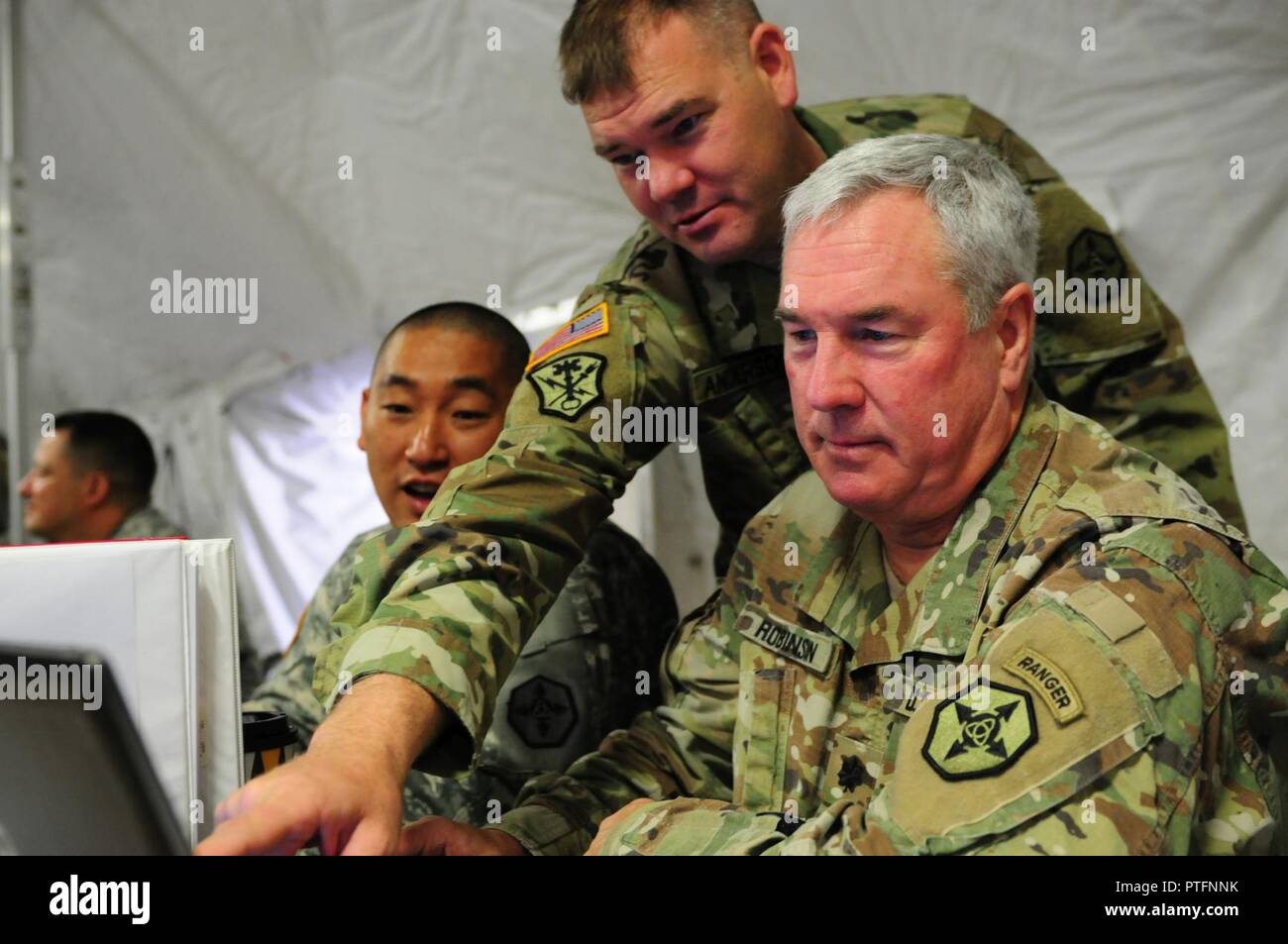 Oberstleutnant Paul A. Robinson, Maj. Patrick Anderson, und Kapitän James I. Maeng, der 364 Expeditionary Sustainment Command (ESC) Die 593Rd ESC während des gemeinsamen Betrieb Talisman Sabre 17, auf einer gemeinsamen Basis Lewis McChord, Tacoma, Washington unterstützt als Teil ihrer jährlichen Übung. Stockfoto