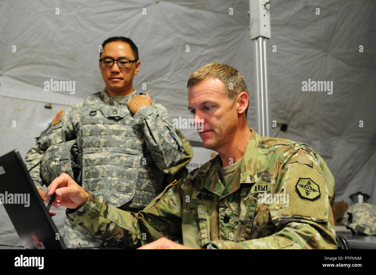 Oberstleutnant Erik S. Benson und Sergeant First Class Sam Yang, der 364 Expeditionary Sustainment Command (ESC) unterstützt die 593Rd ESC während des gemeinsamen Betrieb Talisman Sabre 17, auf einer gemeinsamen Basis Lewis McChord als Teil ihrer jährlichen Übung. Stockfoto