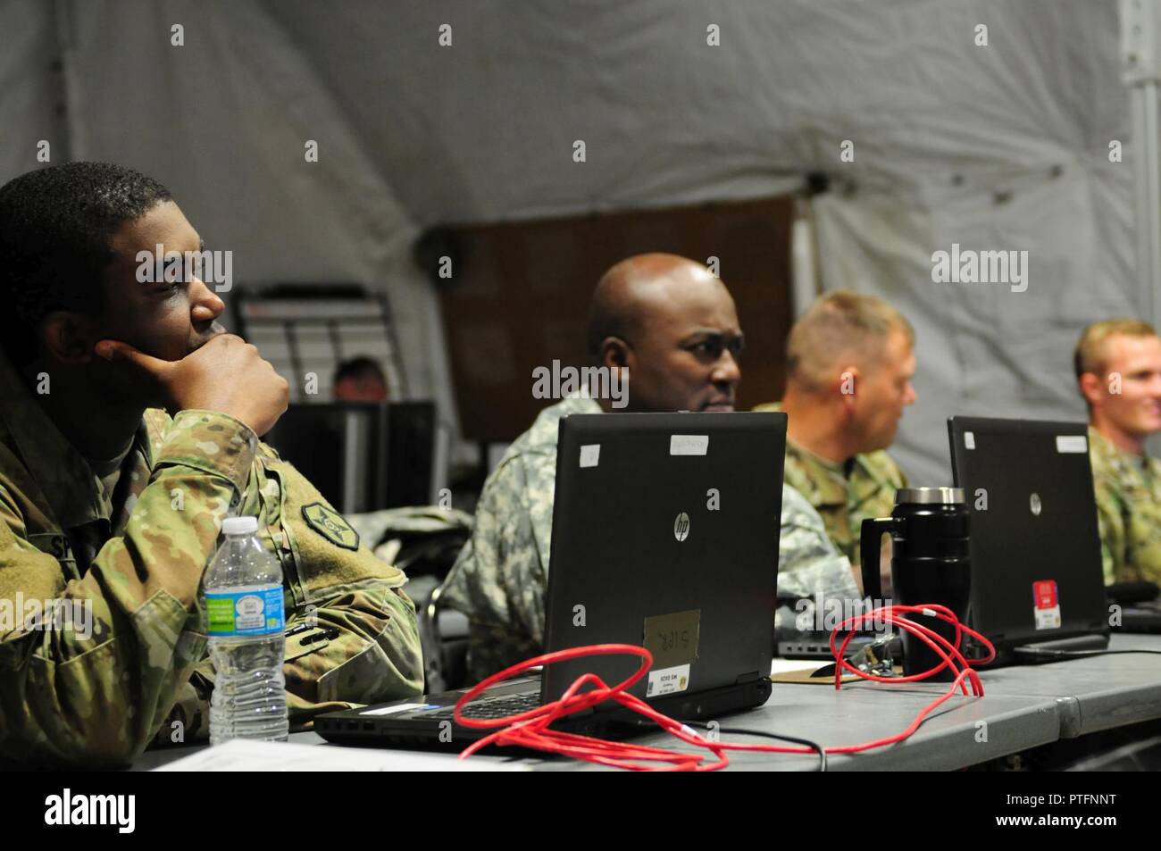 Leutnant Derrell Spencer der 364 Expeditionary Sustainment Command (ESC) unterstützt die 593Rd ESC während des gemeinsamen Betrieb Talisman Sabre 17, auf einer gemeinsamen Basis Lewis McChord als Teil ihrer jährlichen Übung. Stockfoto