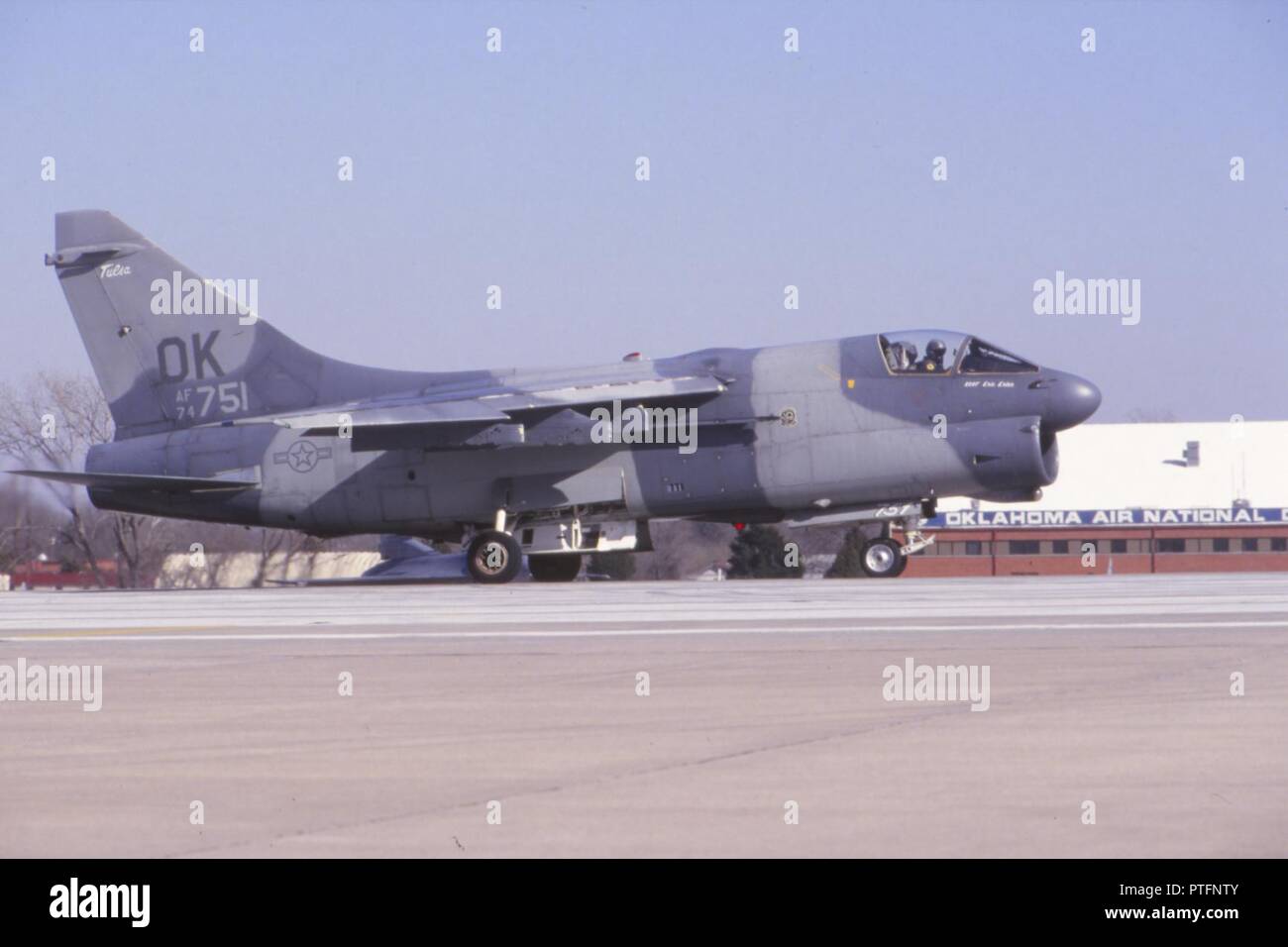 Eine A-7D Corsair II, 75-1751, der 125Th Tactical Fighter Squadron, 138 Tactical Fighter Group, Oklahoma Air National Guard die Start- und Landebahn dauert ein Training Mission vom Internationalen Flughafen Tulsa im Jahr 1992 zu beginnen. Die Einheit war schnell den Übergang von der A-7 zu dieser Zeit in die F-16. Stockfoto