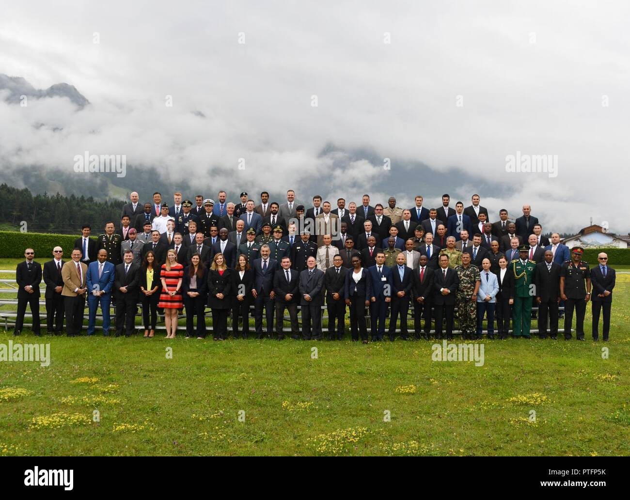 81 Teilnehmer aus 57 Ländern Absolvent der Terrorismus und Sicherheit 3 am George C. Marshall Europäisches Zentrum für Sicherheitsstudien in Garmisch-Partenkirchen, Deutschland. (Marshall Center Stockfoto