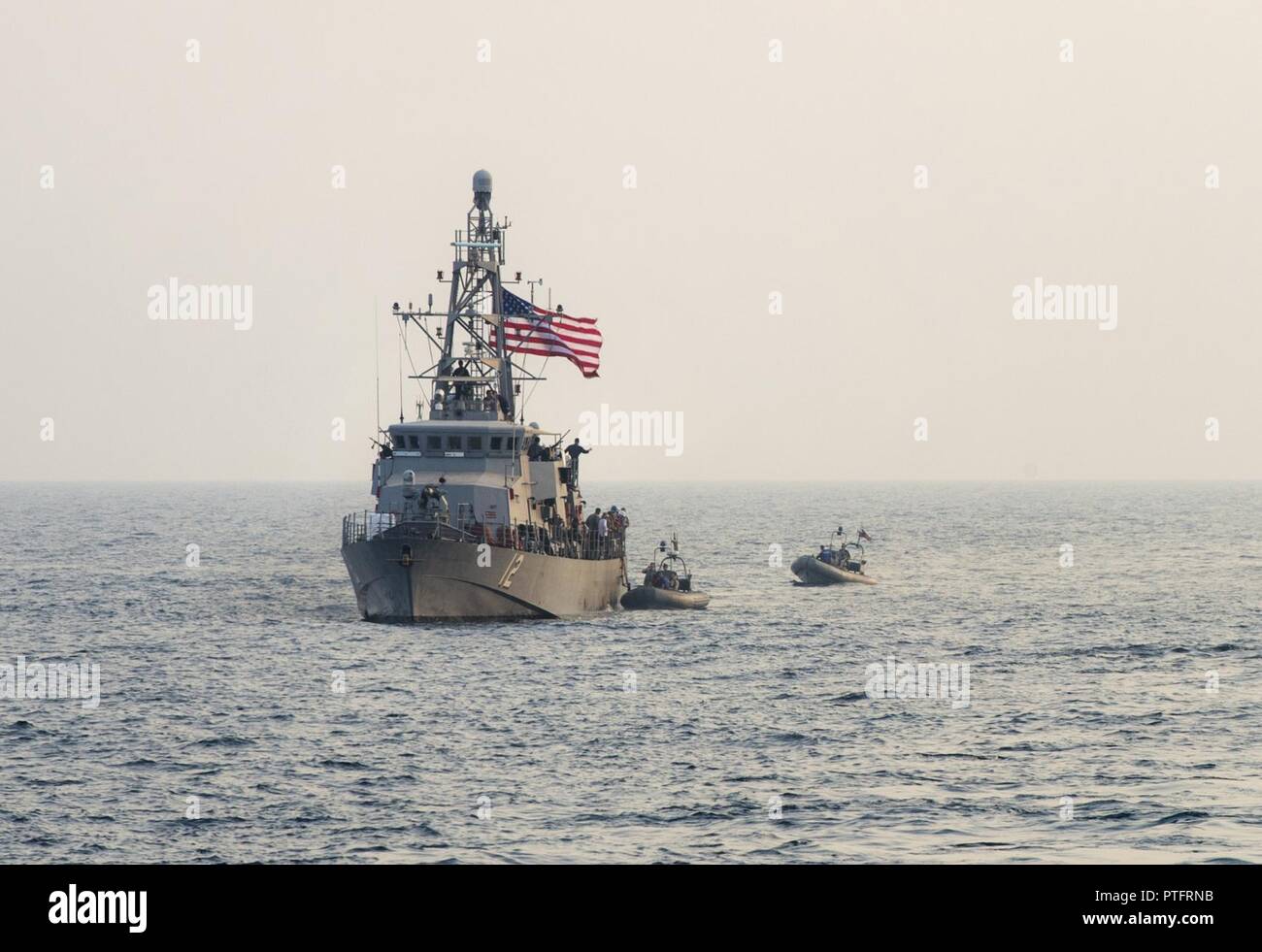Arabischen Golf (18. Juli 2017) Die küstenwache Schiff USS Thunderbolt (PC12) leitet Passagier transfers mit zwei starren - Rumpf aufblasbare Boote (Rhib) während einer Test- und proficiency Feuer Evolution der Griffin missile System onboard 5 PC's im Arabischen Golf, Juli 18-20. Thunderbolt ist eine von zehn Coastal Patrol Schiffen von Coastal Patrol Squadron (PCRON) 1 Home - in Manama, Bahrain zur Unterstützung der Maritime Security Operations und Theater Sicherheit Zusammenarbeit in den USA 5 Flotte Einsatzgebiet portiert zugeordnet. Stockfoto
