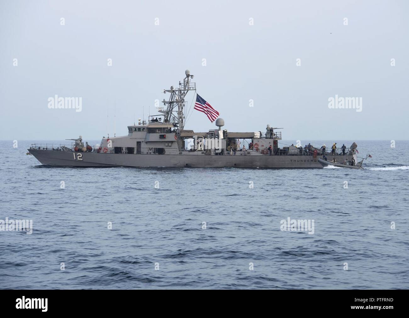 Arabischen Golf (18. Juli 2017) Die küstenwache Schiff USS Thunderbolt (PC12) leitet Passagier transfers mit zwei starren - Rumpf aufblasbare Boote (Rhib) während einer Test- und proficiency Feuer Evolution der Griffin missile System onboard 5 PC's im Arabischen Golf, Juli 18. Thunderbolt ist eine von zehn Coastal Patrol Schiffen von Coastal Patrol Squadron (PCRON) 1 Home - in Manama, Bahrain zur Unterstützung der Maritime Security Operations und Theater Sicherheit Zusammenarbeit in den USA 5 Flotte Einsatzgebiet portiert zugeordnet. Stockfoto
