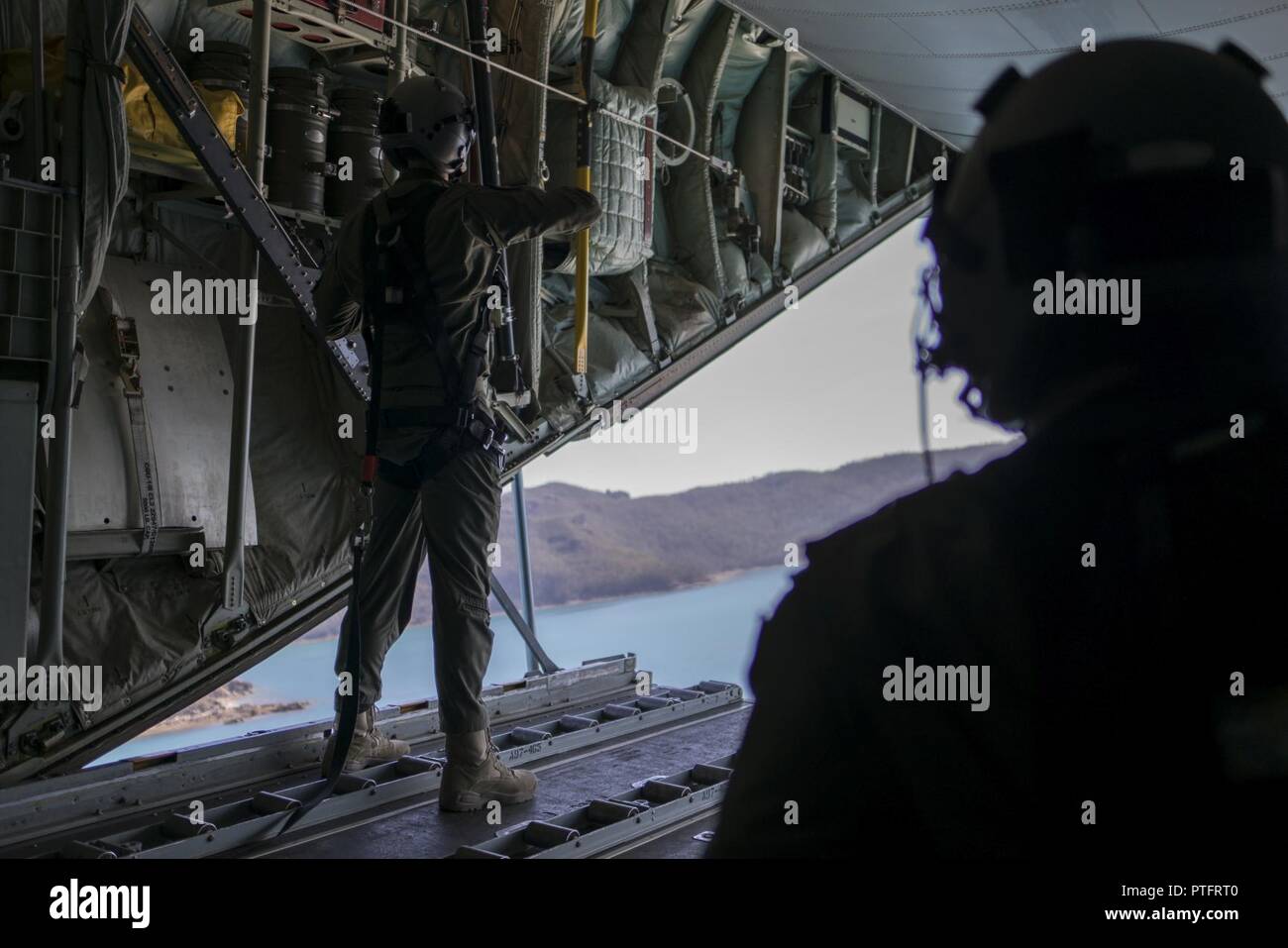 Nr. 37 Squadron der Royal Australian Air Force loadmasters Blick aus dem Rücken der RAAF C-130J Hercules während einer ungleichen Formationsflug mit der US Air Force 17 Special Operations Squadron MC-130J Commando II Juli 19, 2017, über Queensland, Australien. Die bilateralen Training Veranstaltungen während der Talisman Sabre 2017 durchgeführt, um die Stärke der Allianz zwischen den Vereinigten Staaten und Australien zeigen. Stockfoto