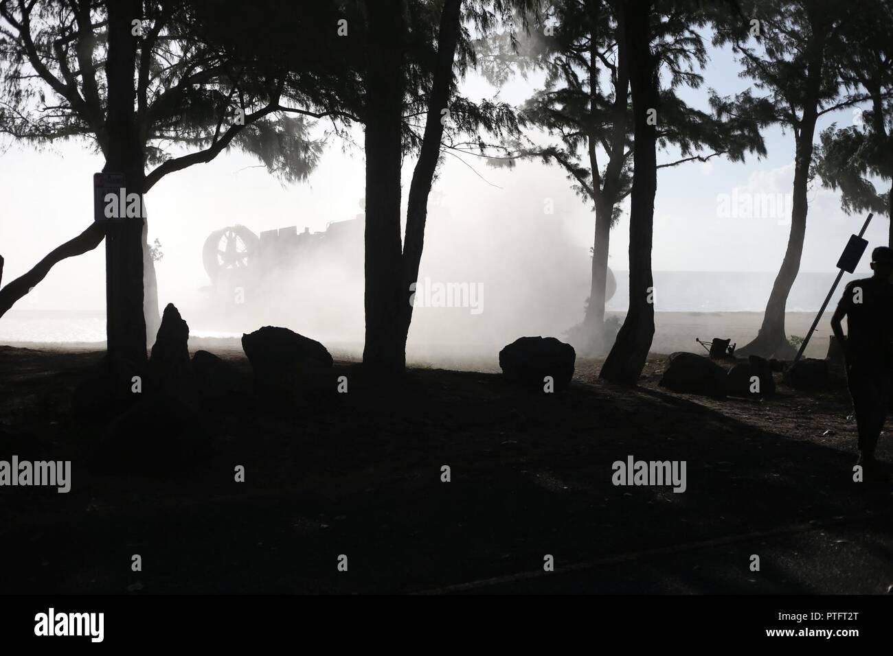 MARINE CORPS TRAINING BEREICH FALTENBÄLGE, HAWAII - eine Landing Craft, Luftkissen (LCAC) mit Angriff Handwerk Einheit 5, Amerika Amphibious Ready Gruppe macht ihren Ansatz mit Faltenbalg Strand während Sustainment Übung, 13. Juli 2017. SUSTEX ist der MEU erste Übung Seit der Bereitstellung von Gebäude auf und die Fähigkeiten, die sie während ihrer Arbeit, Ausbildung geschärft. Die 15. MEU und Amerika Amphibious Ready Gruppe Team sind als Reaktion auf Krisen und Kontingenz Kraft zur Unterstützung der Flotte und Kämpfer Kommandanten eingesetzt. Stockfoto