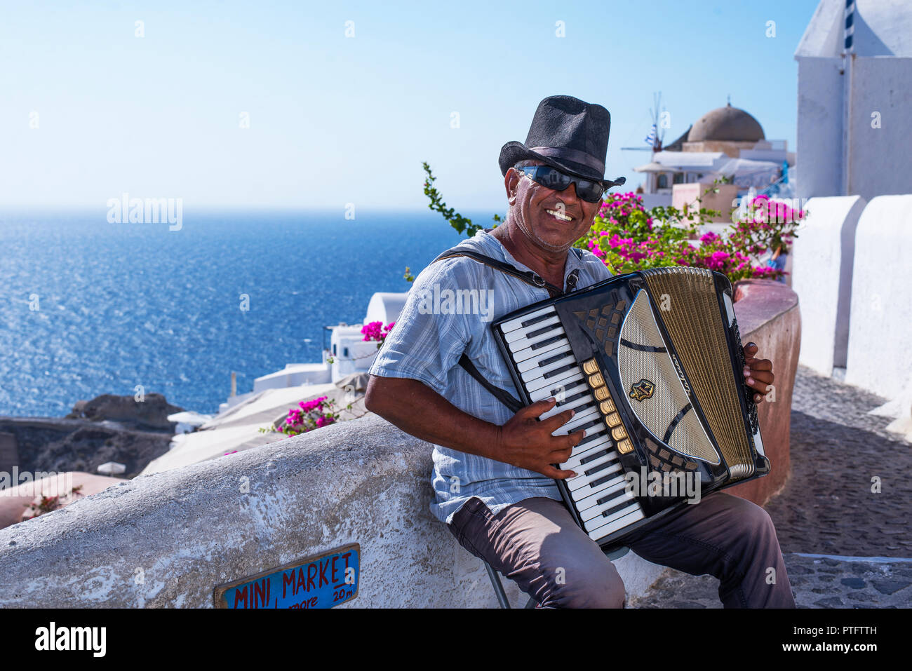 Lokale griechische Mann spielt Akkordeon in Oia, Santorini Stockfoto