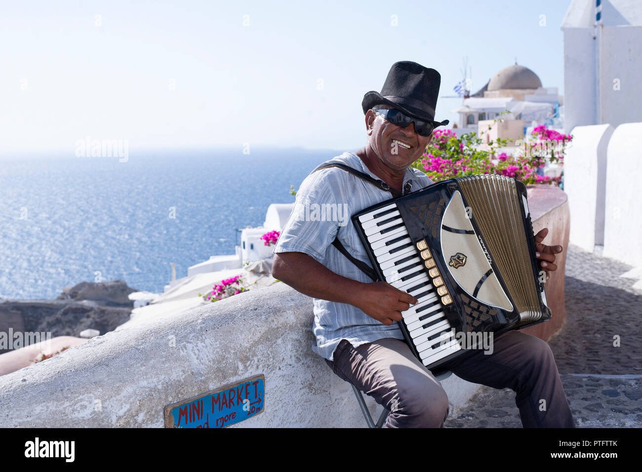 Lokale griechische Mann spielt Akkordeon in Oia, Santorini Stockfoto